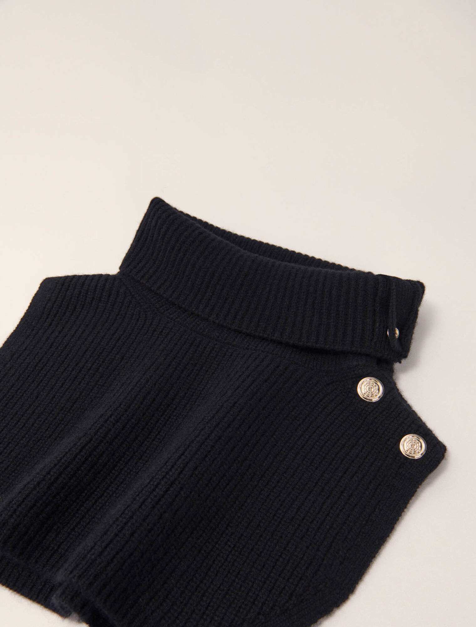 Collo con bottoni in misto lana