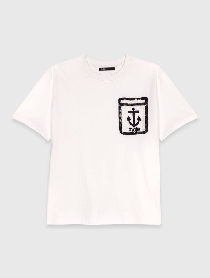 T-shirt con tasca ricamata