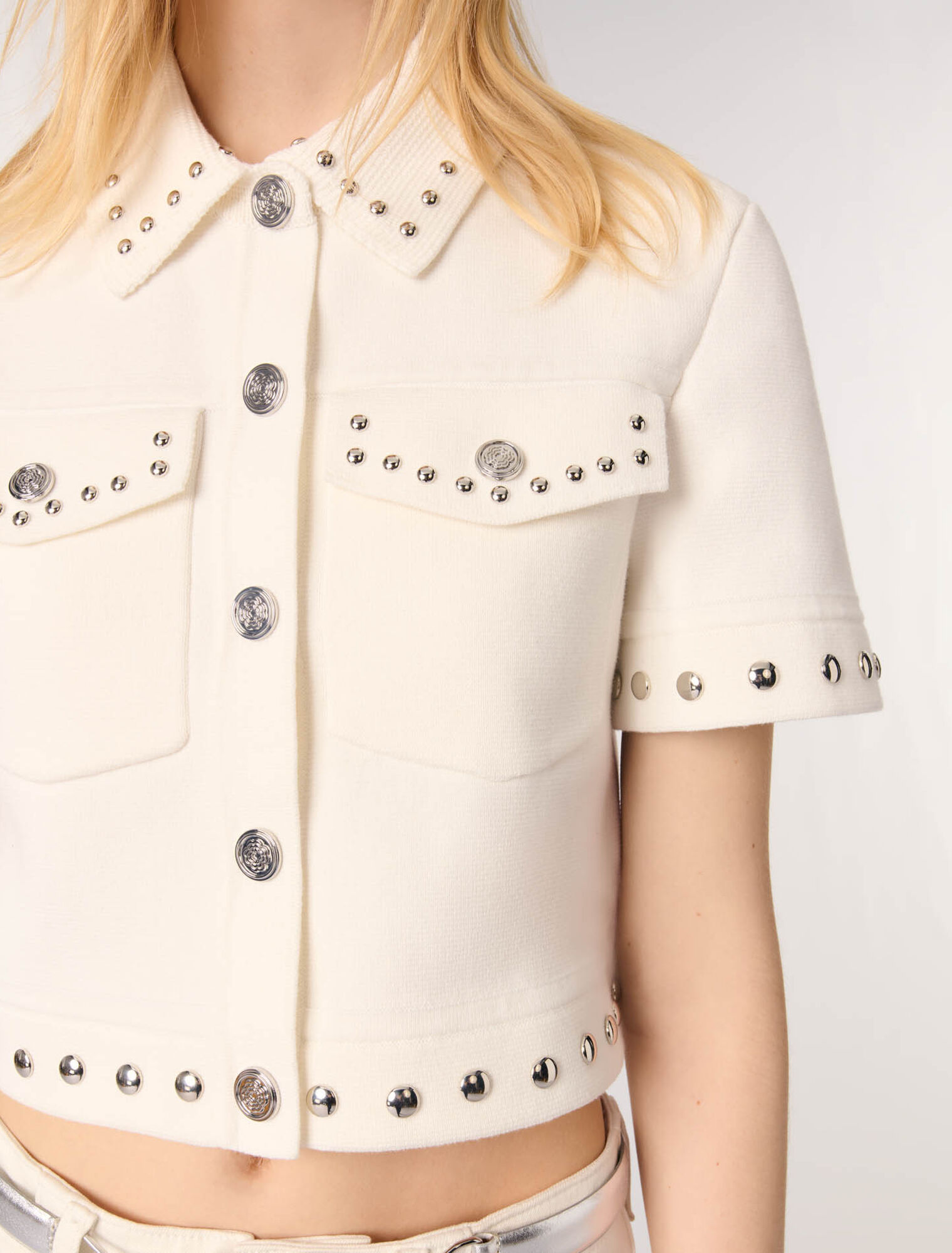 Cardigan corto con borchie