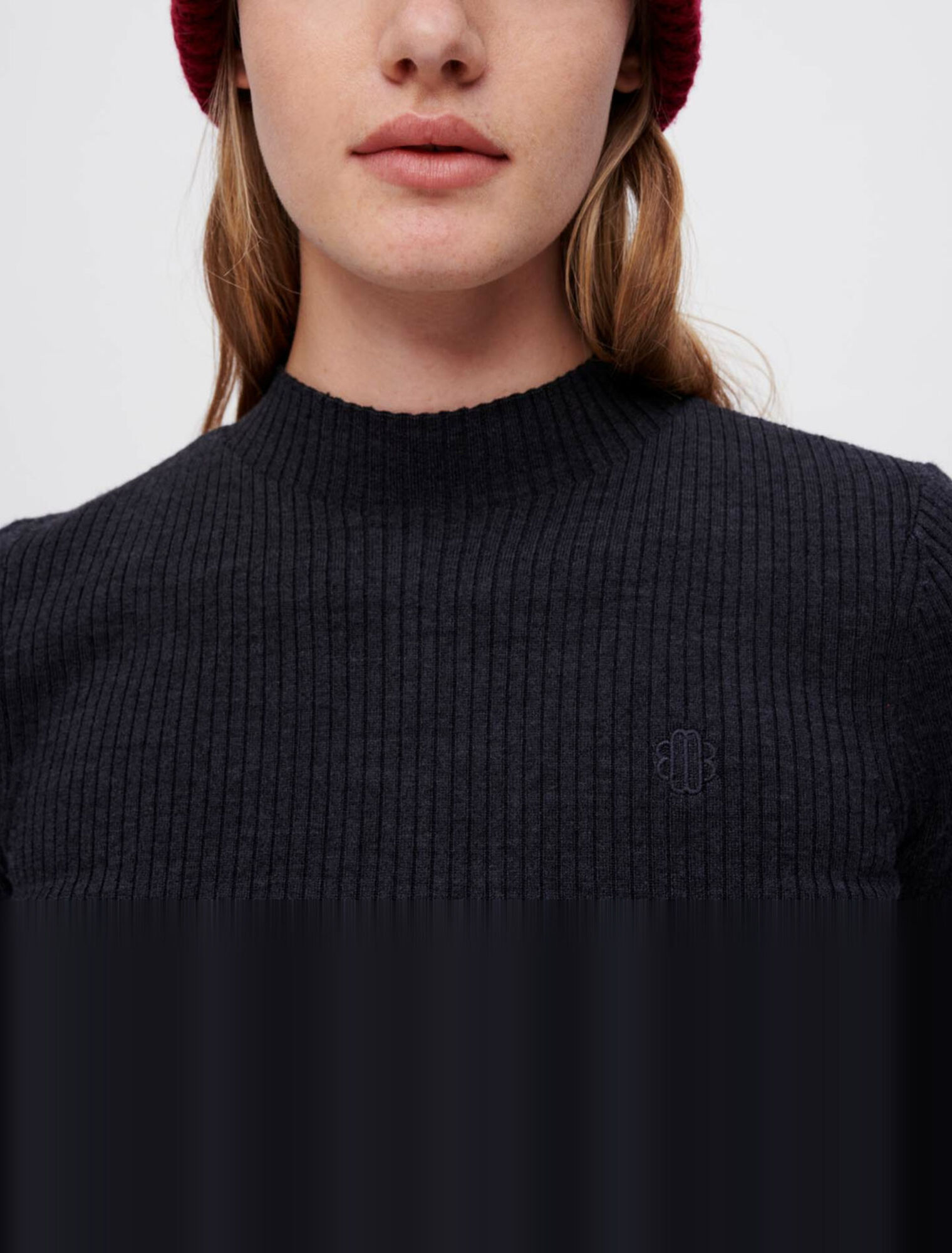 Maglia aderente con occhielli argentati