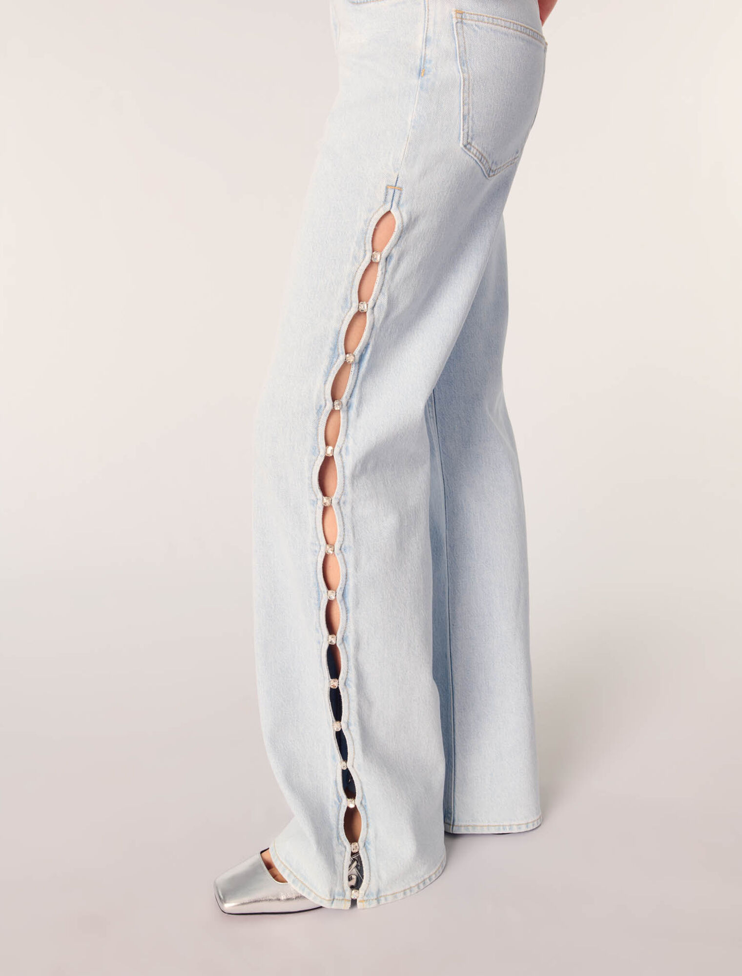 Jeans larghi con cut-out e strass