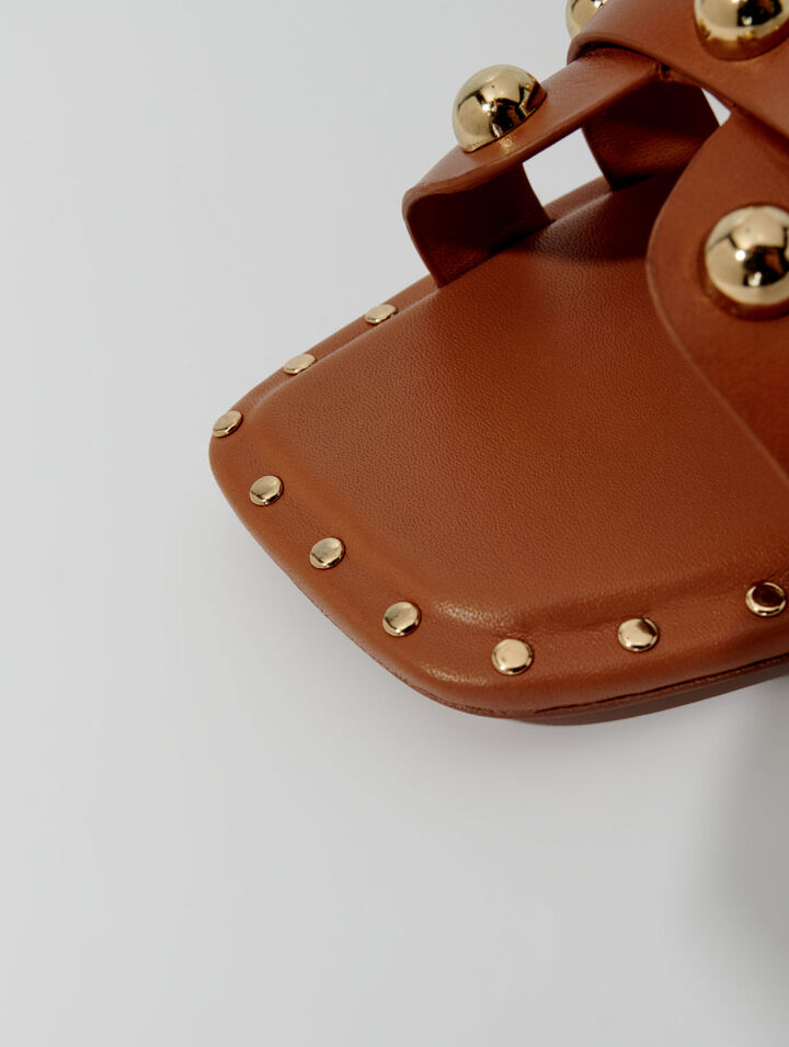 Mules in pelle borchiate