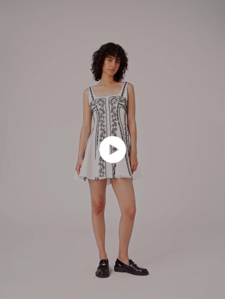 Abito corto ricamato con spalline