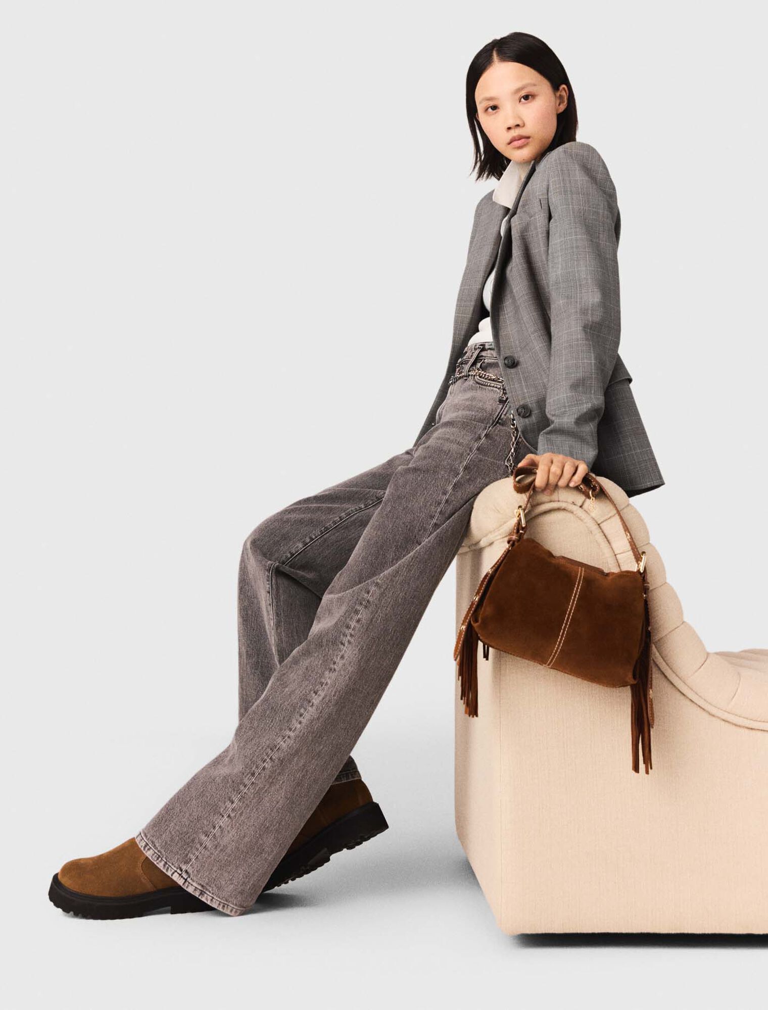 Jeans larghi e cintura a maglie