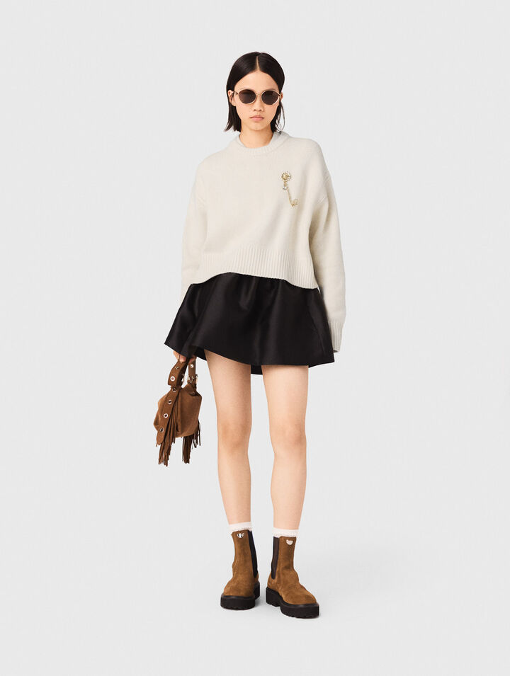 Pullover con spilla floreale