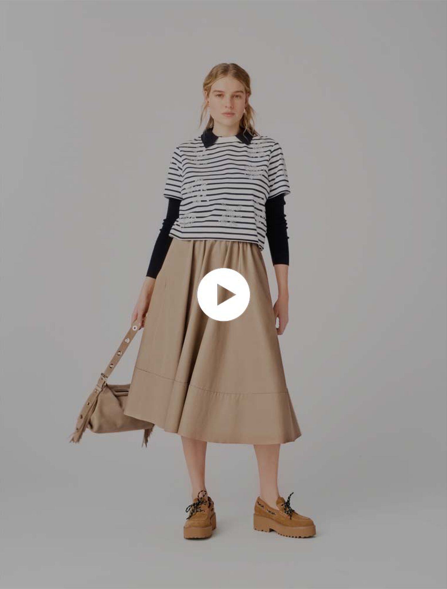 T-shirt a righe e fiori con strass