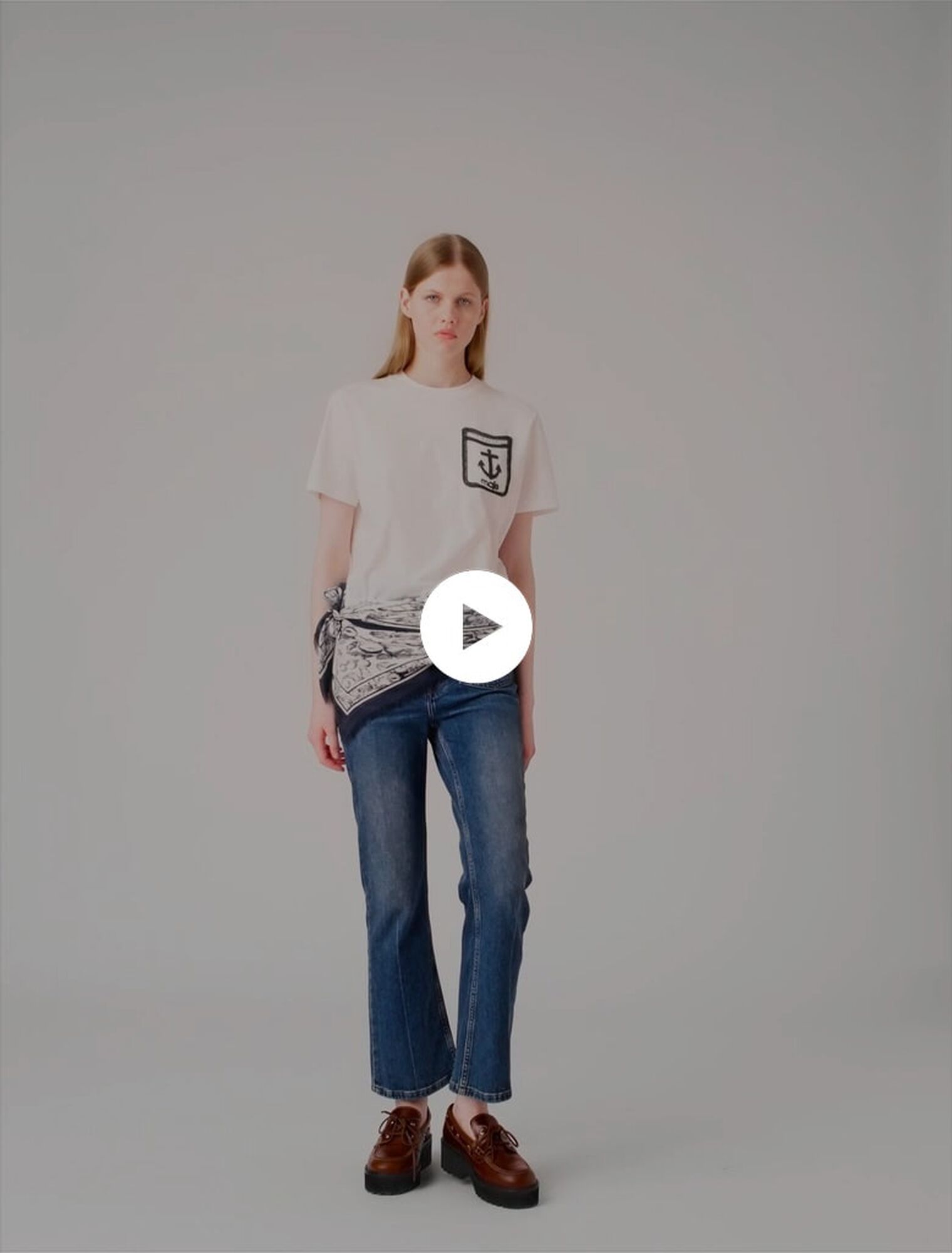 T-shirt con tasca ricamata