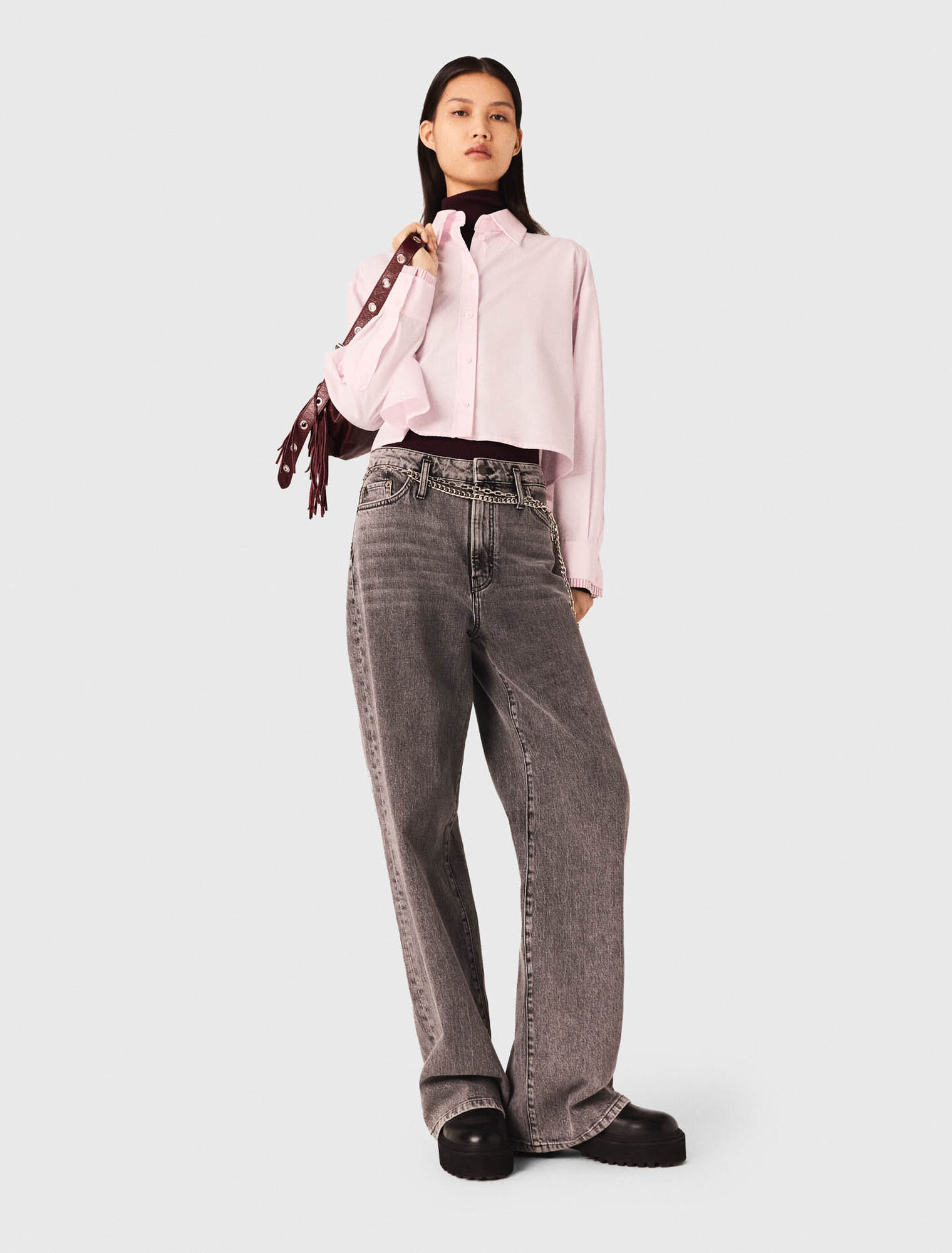Jeans larghi e cintura a maglie