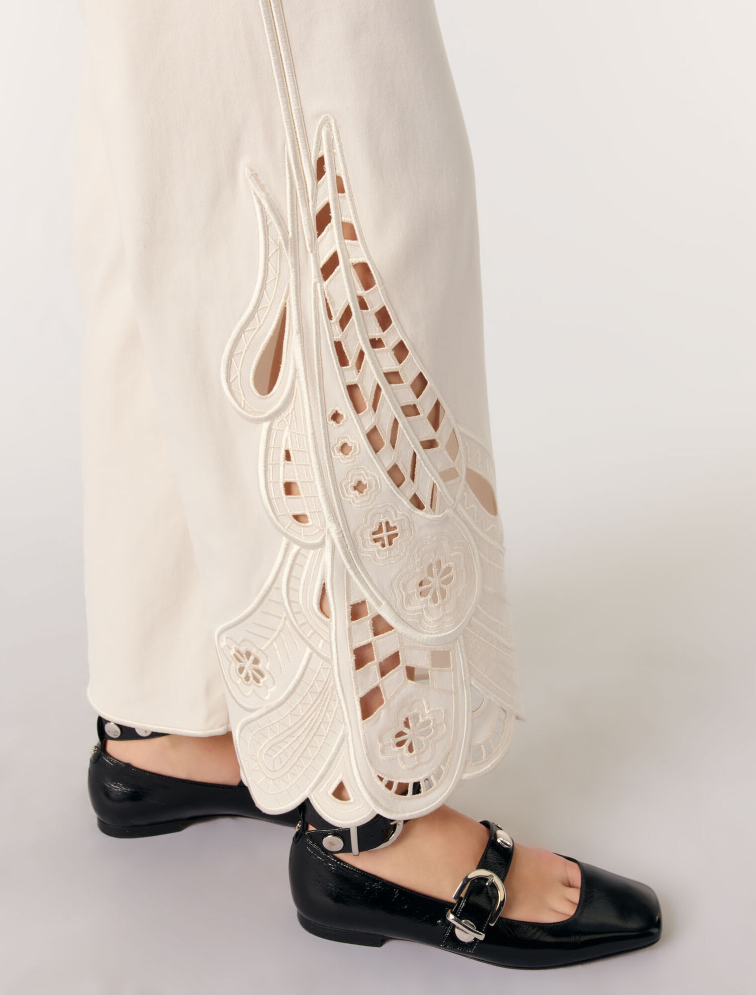 Pantaloni ricamati