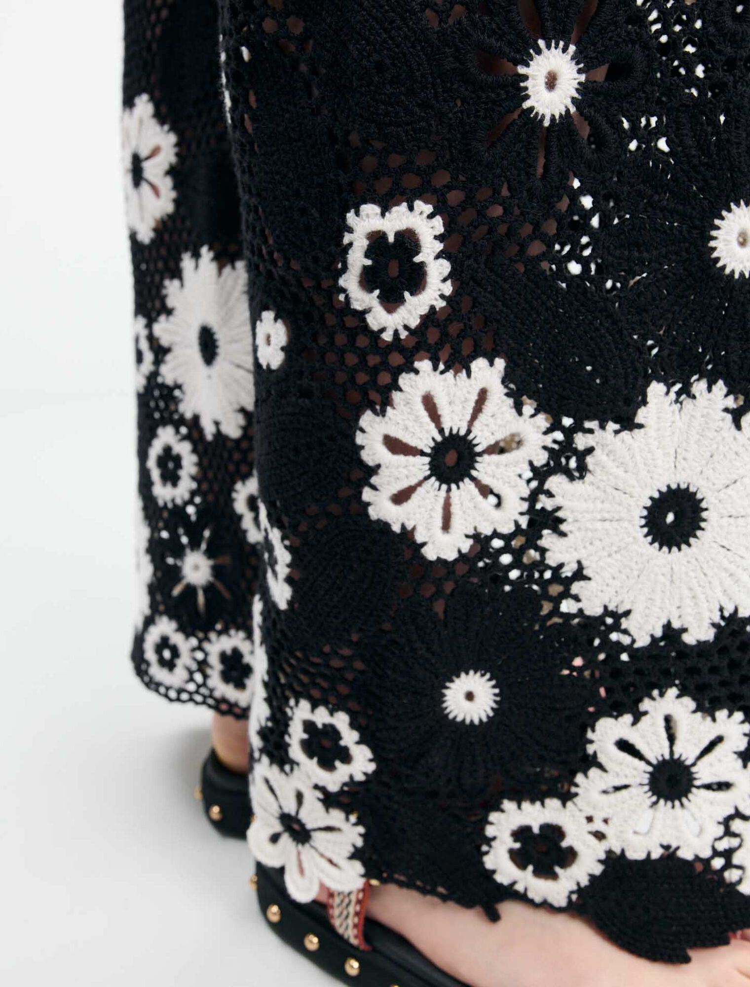 Pantaloni in crochet floreale