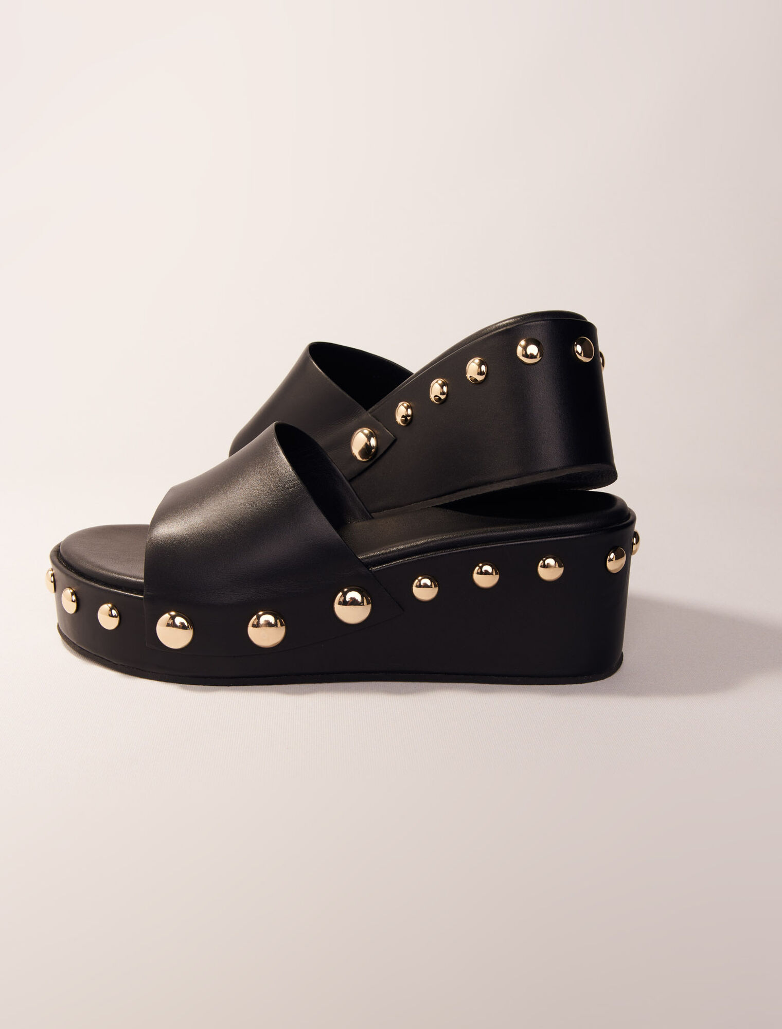 Mules con zeppa in pelle e borchie
