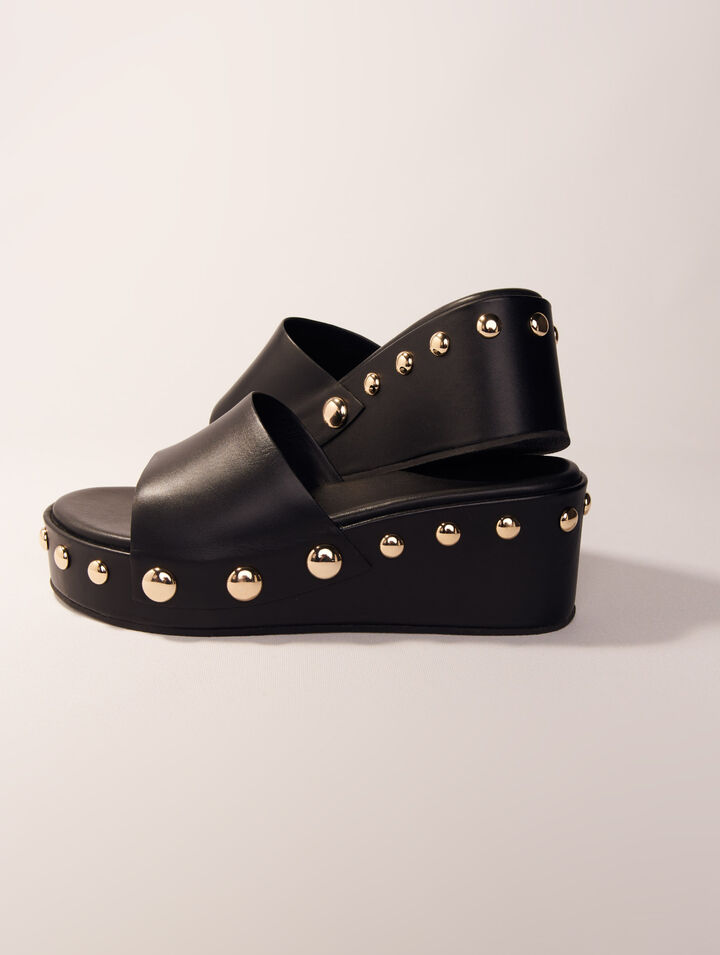 Mules con zeppa in pelle e borchie