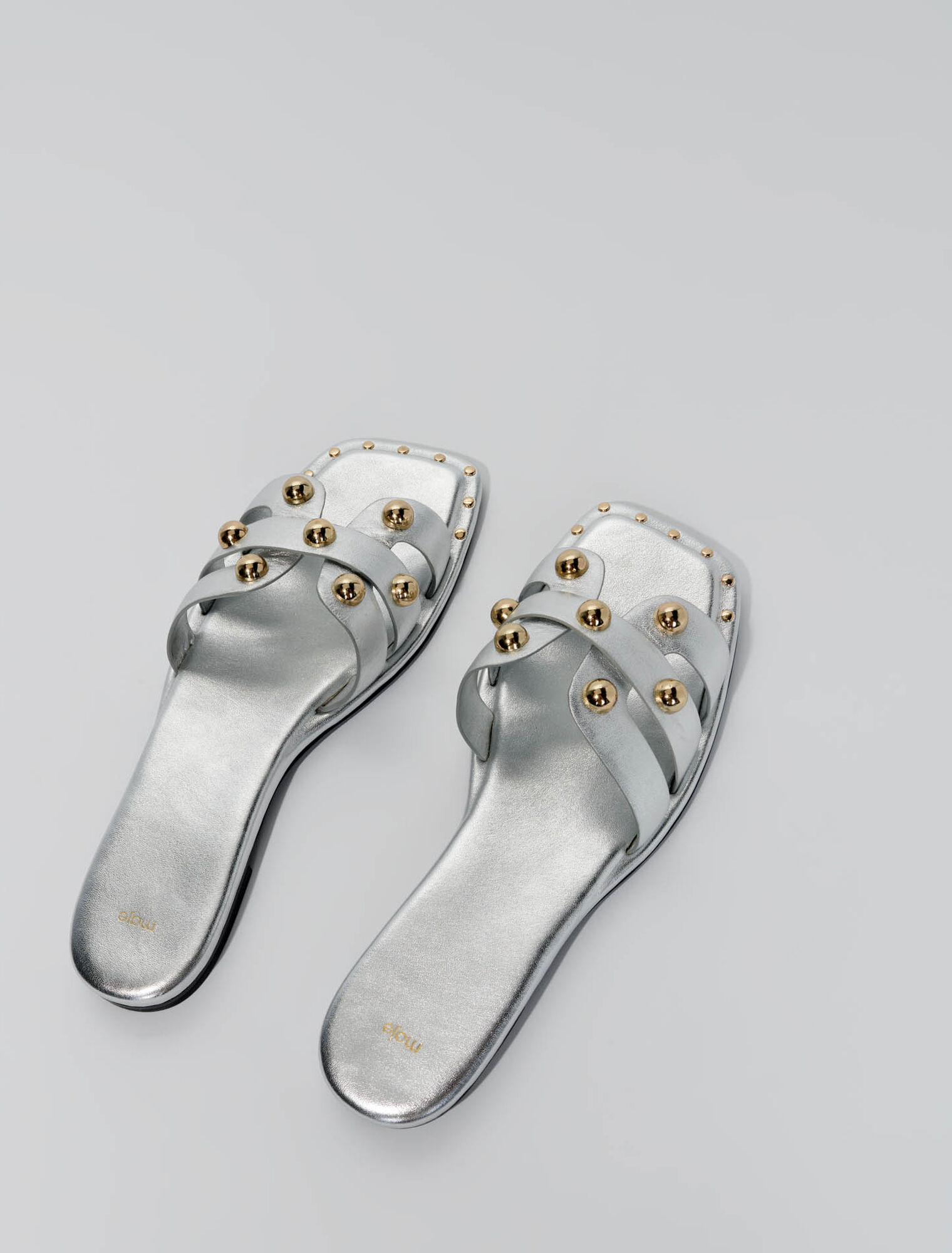 Mules in pelle borchiate