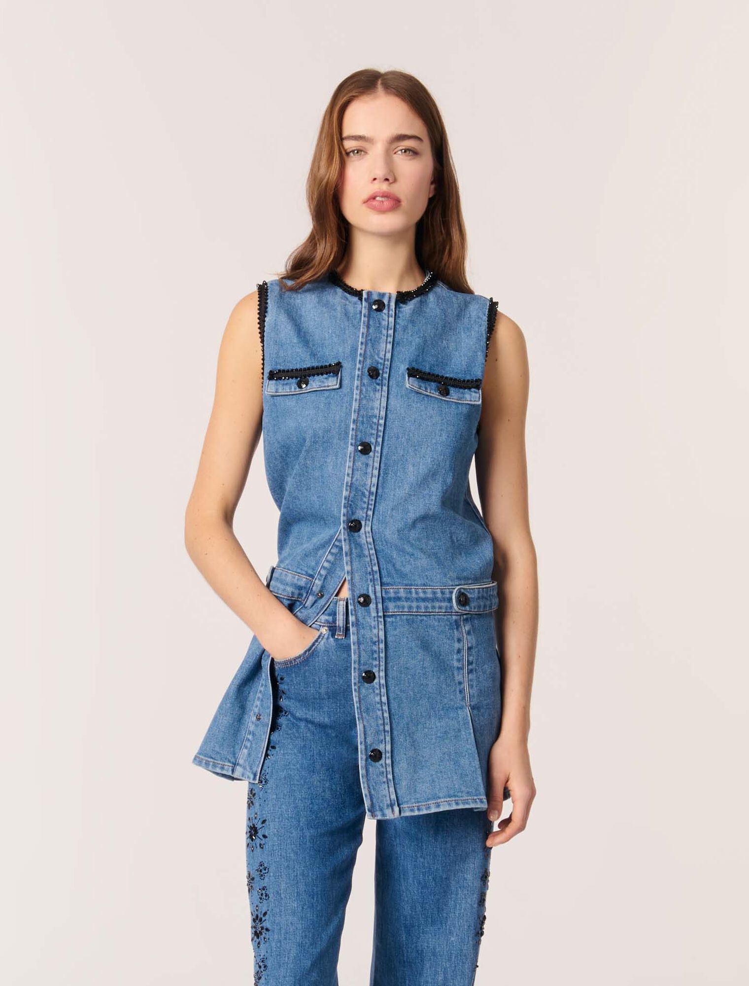 Abito denim e passamanerie ricamate