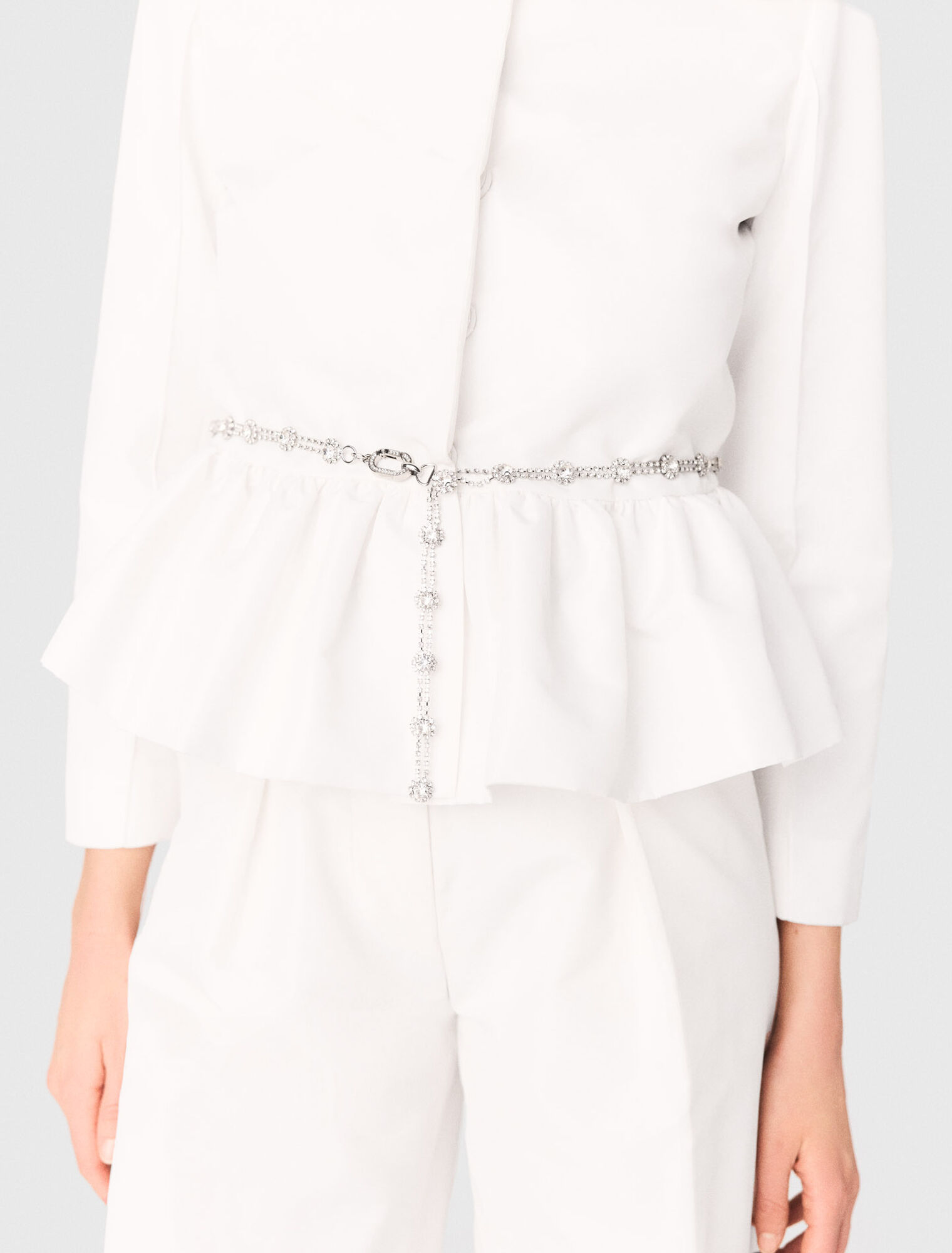 Giacca corta e cintura gioiello