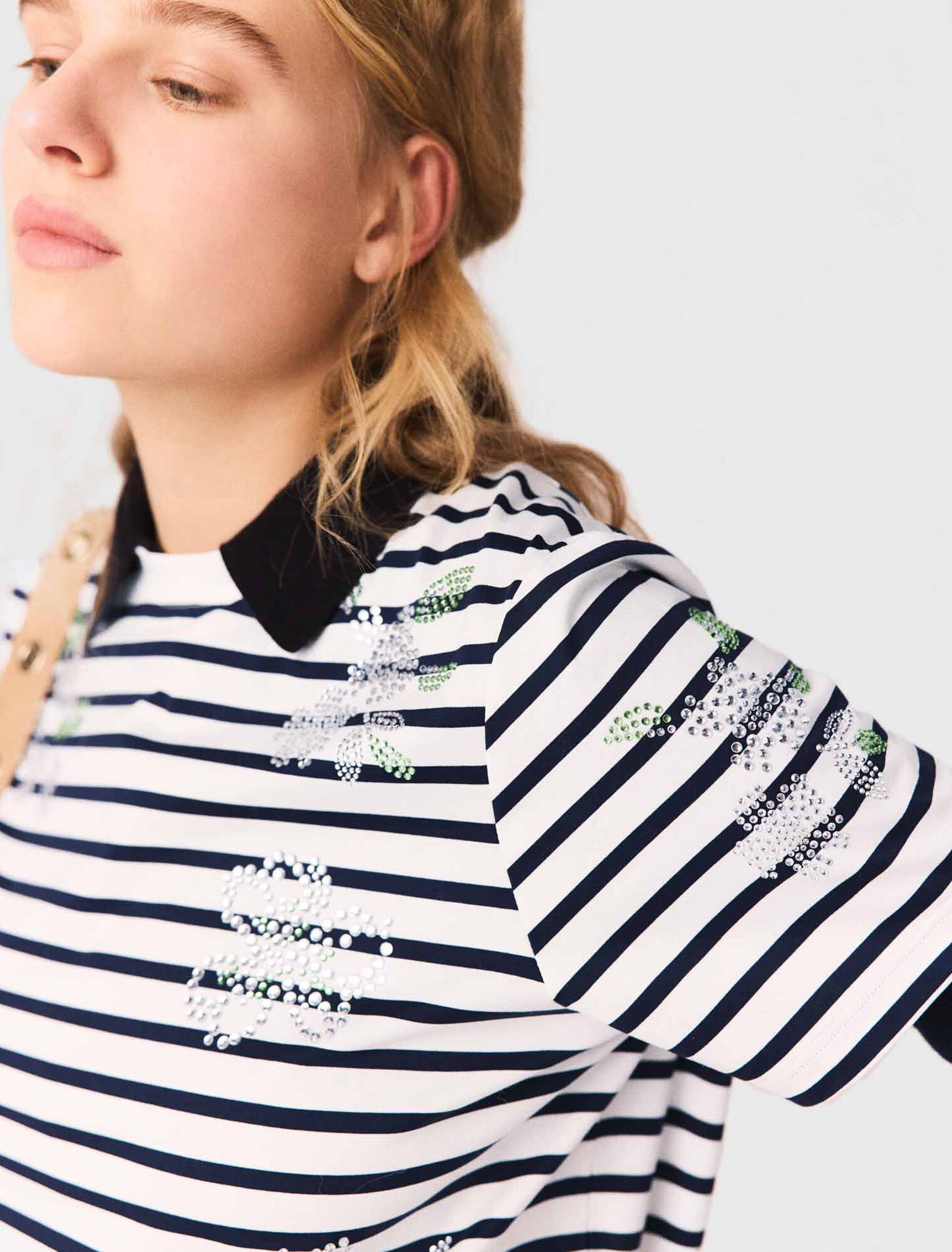 T-shirt a righe e fiori con strass