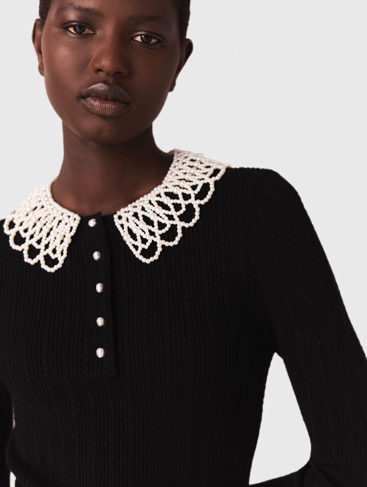 Abito corto in maglia con collo perlato