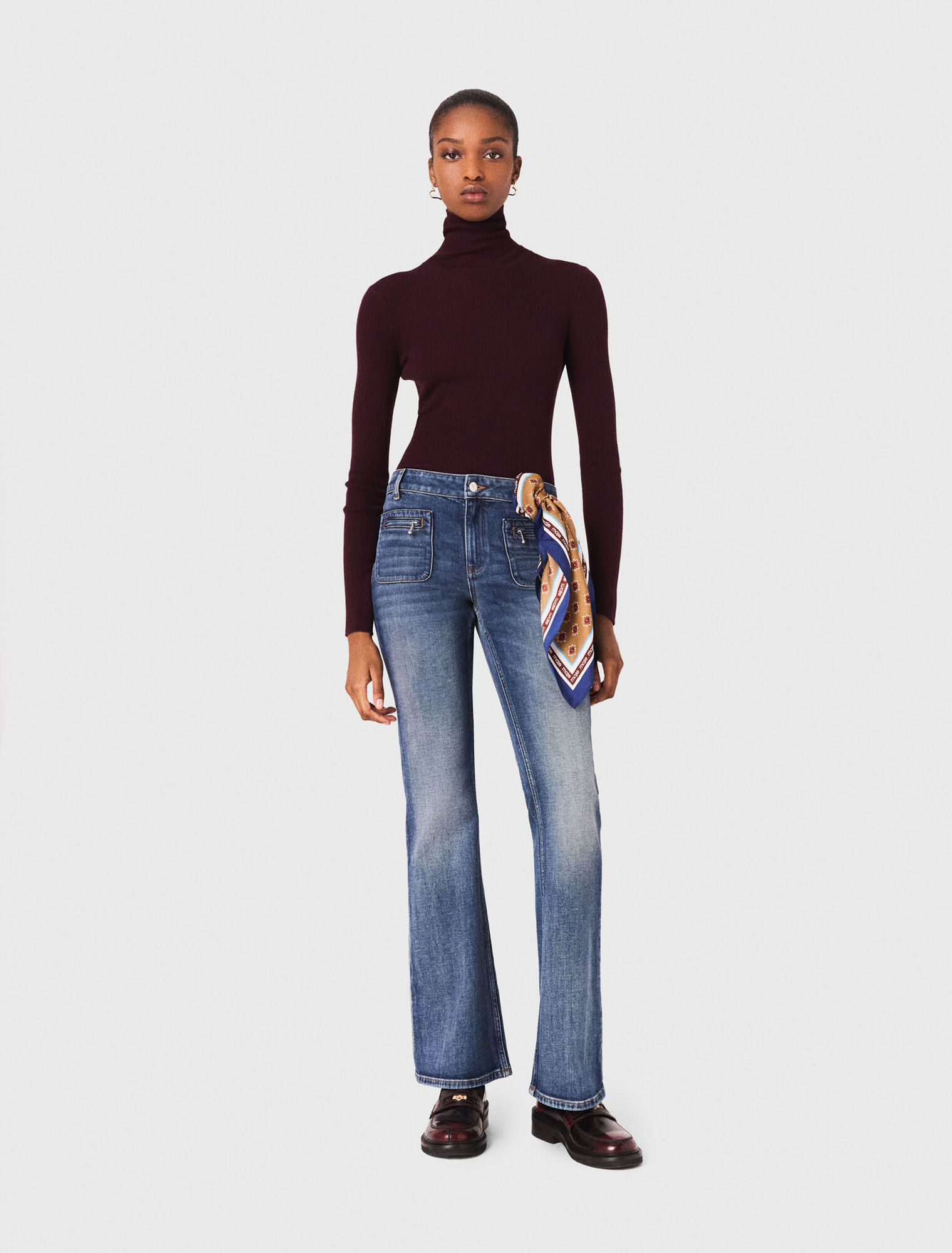 Jeans bootcut con tasche con zip
