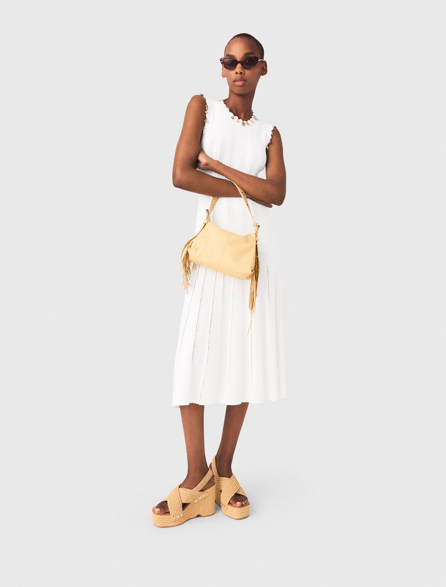 Abito in maglia con gioielli dorati