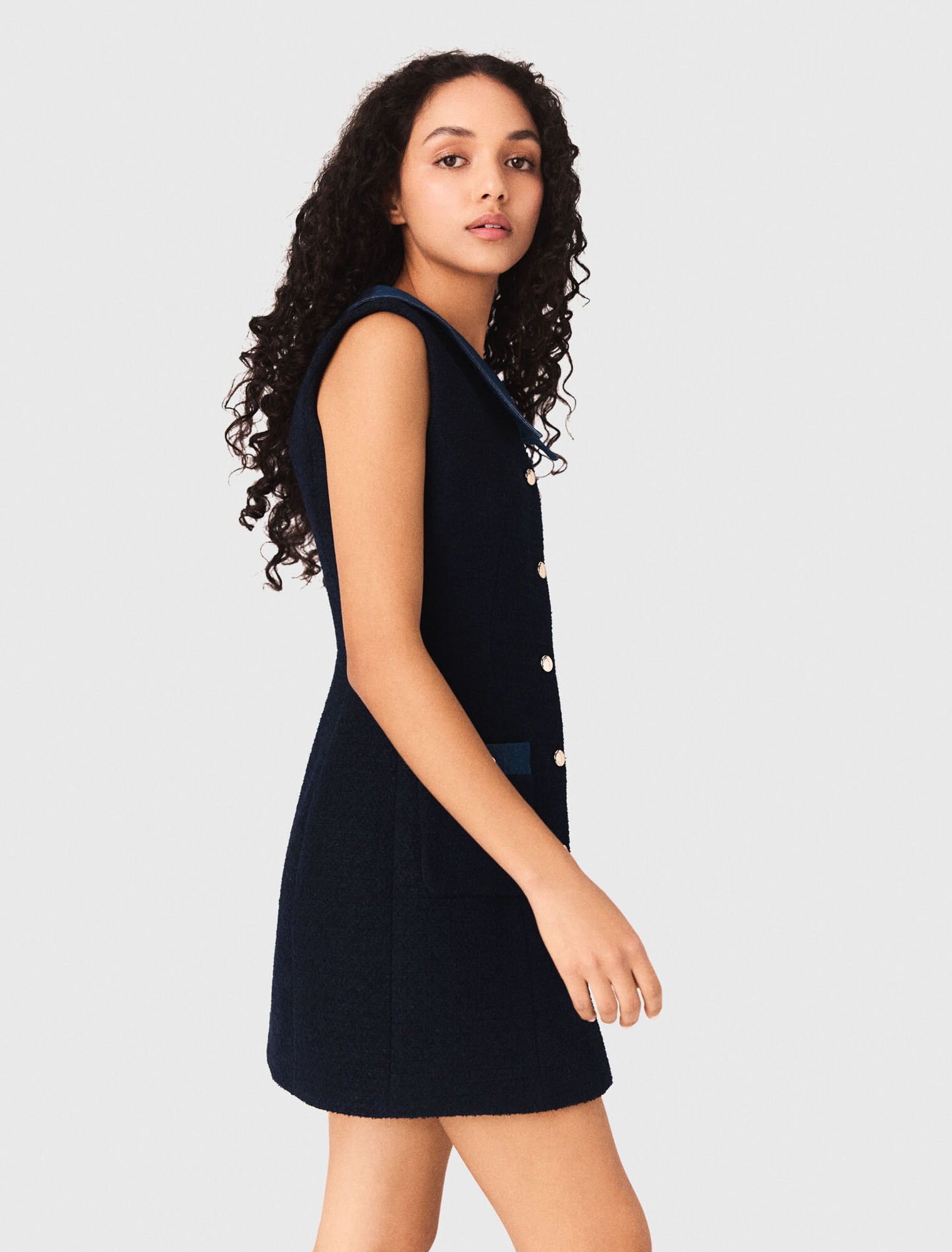 Abito in tweed e dettagli in denim