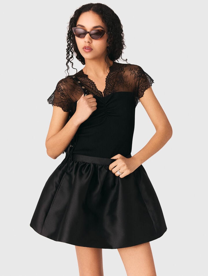 Top in jersey con applicazioni in pizzo