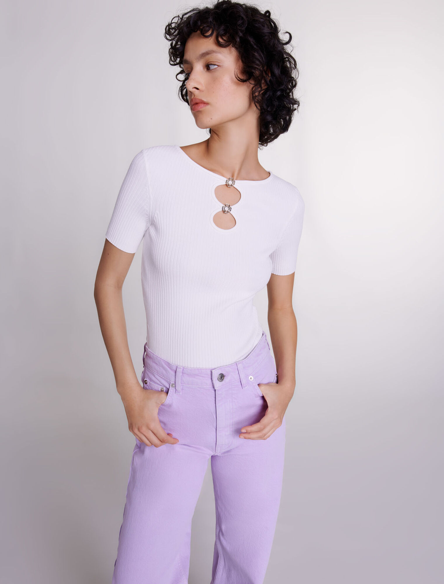 Top in maglia traforata e gioielli
