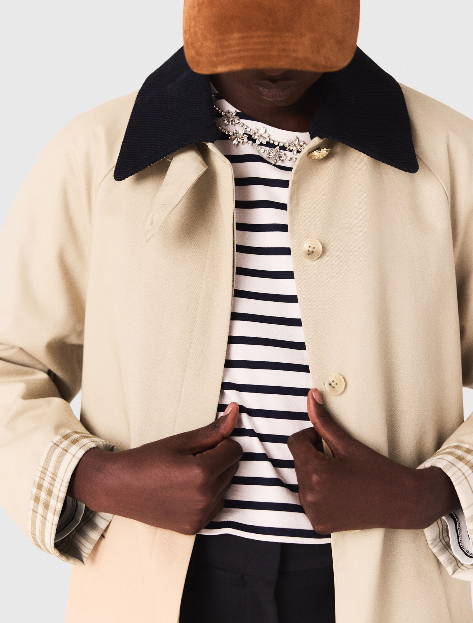Trench maniche e collo a contrasto