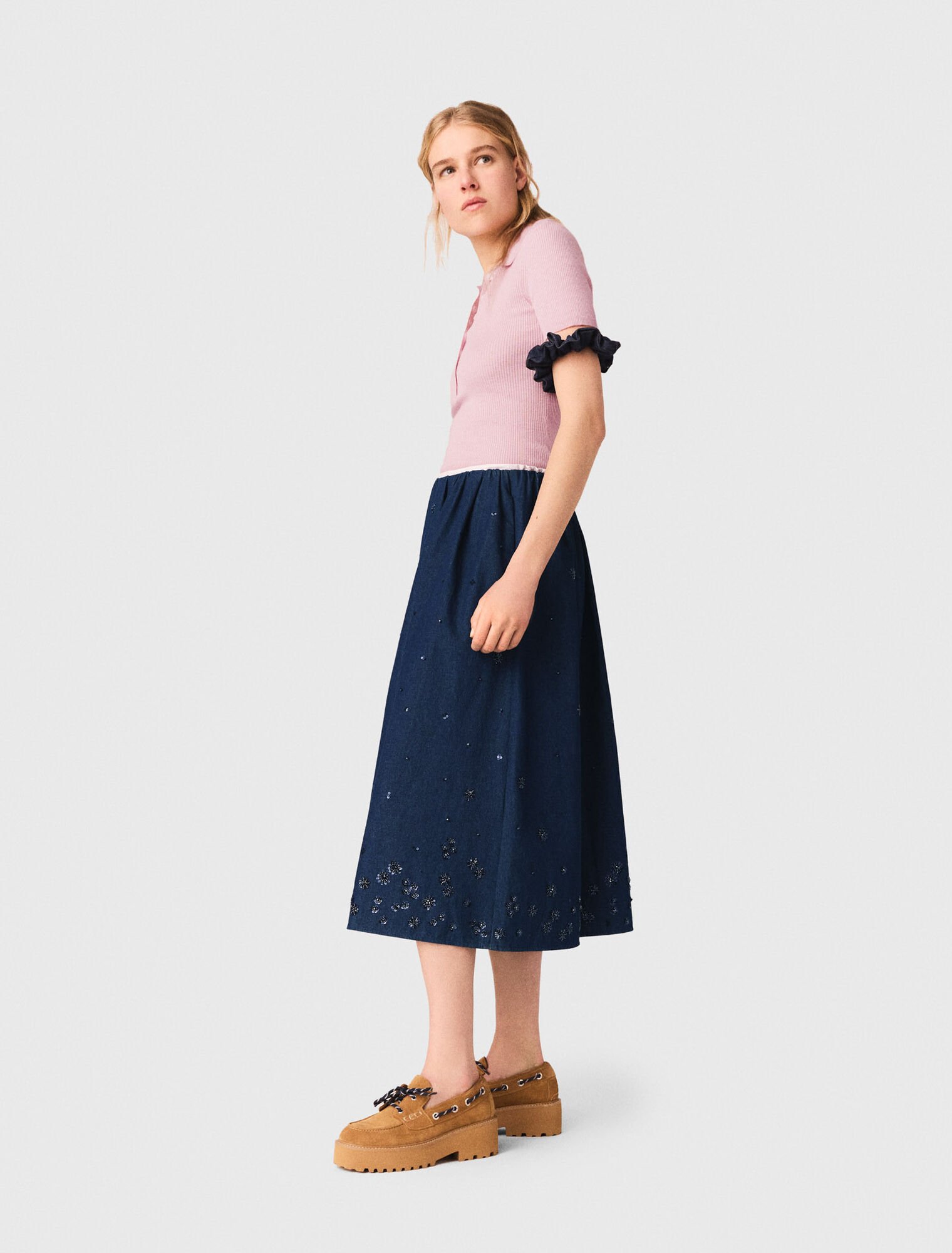 Gonna midi in denim ricamata