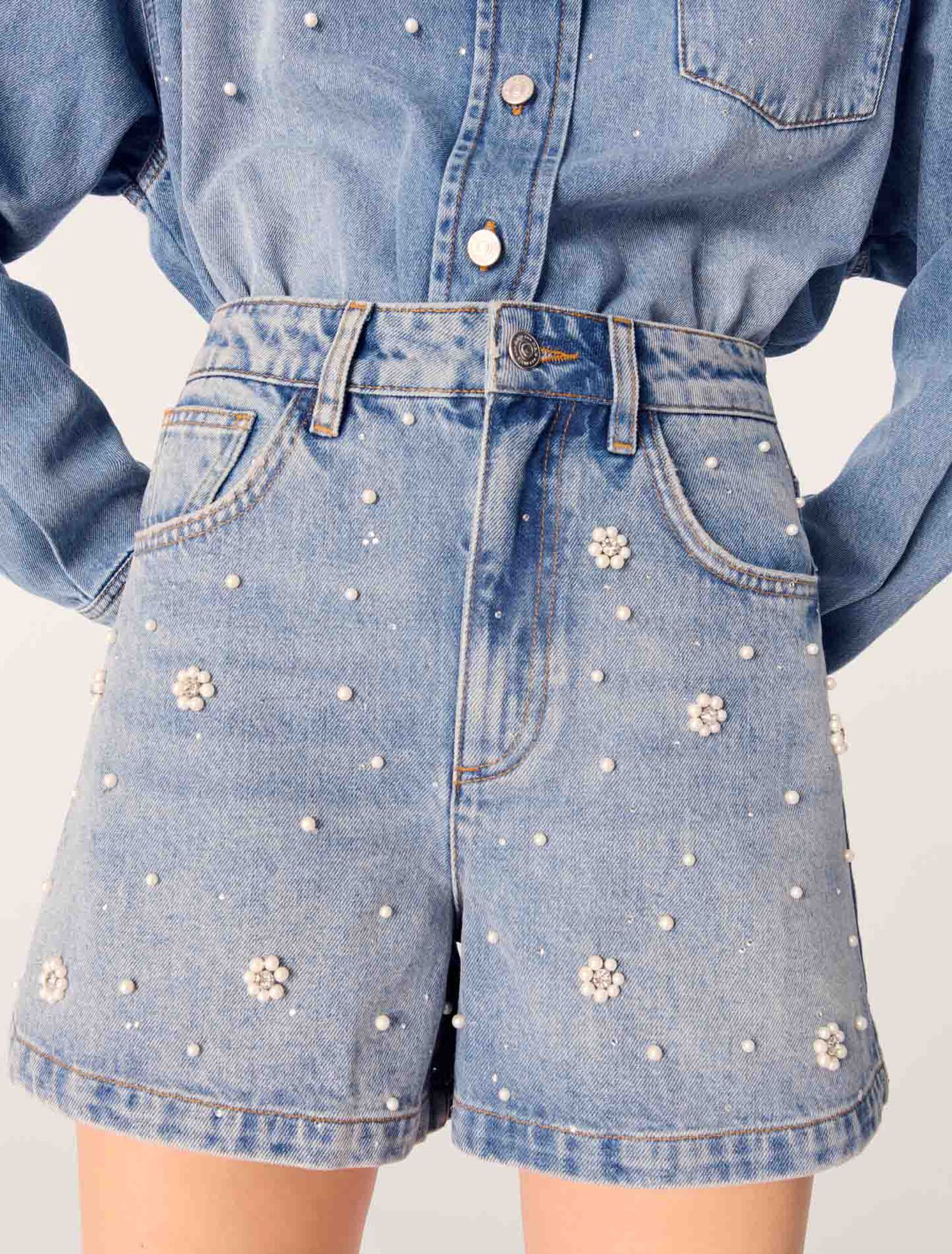 Shorts in denim con perle ricamate