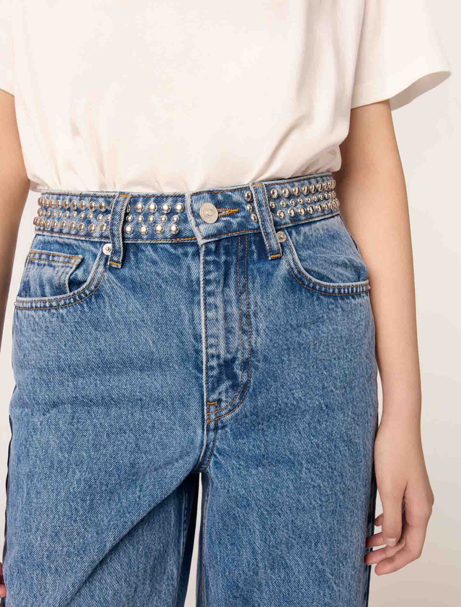Jeans flare con vita borchiata