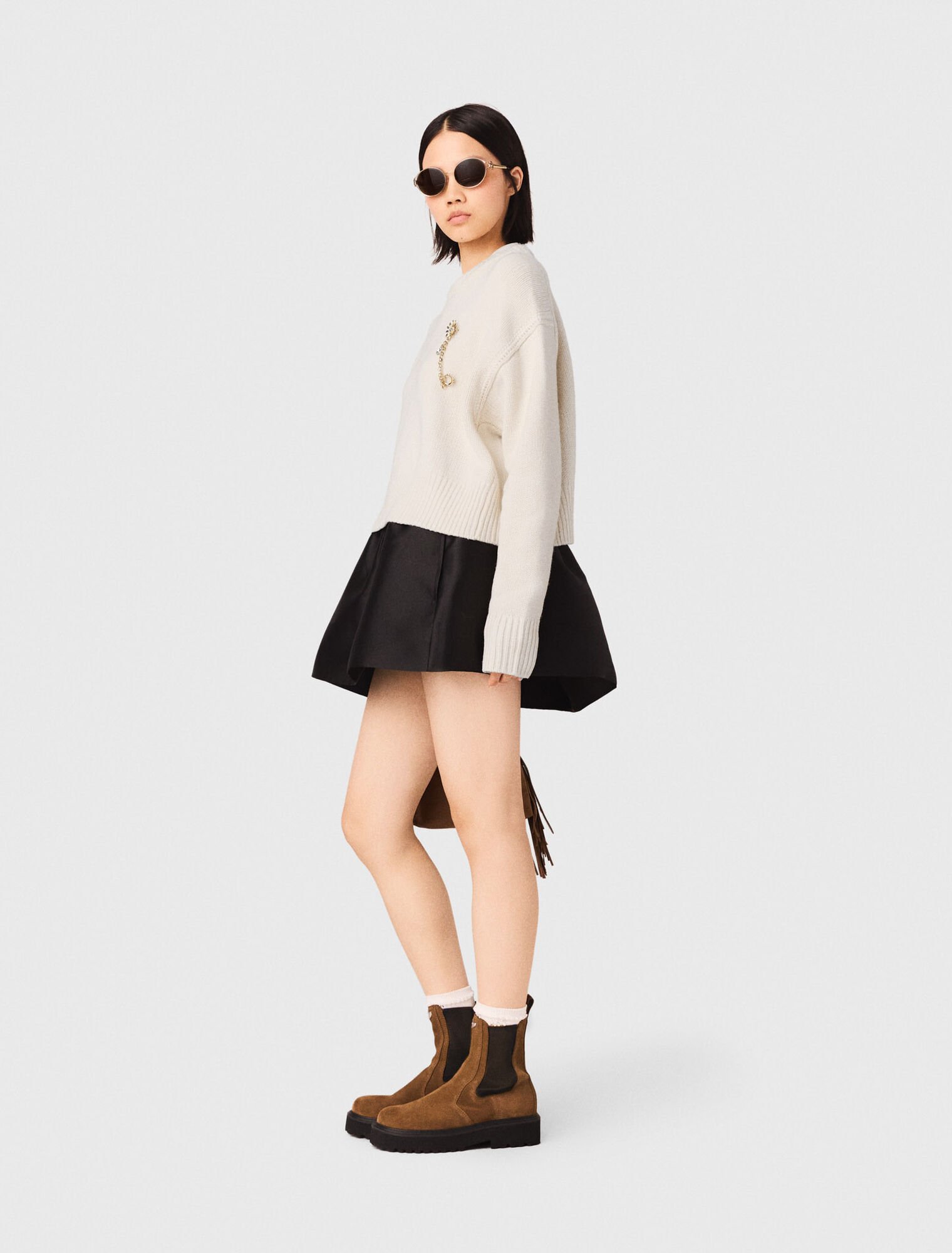 Pullover con spilla floreale