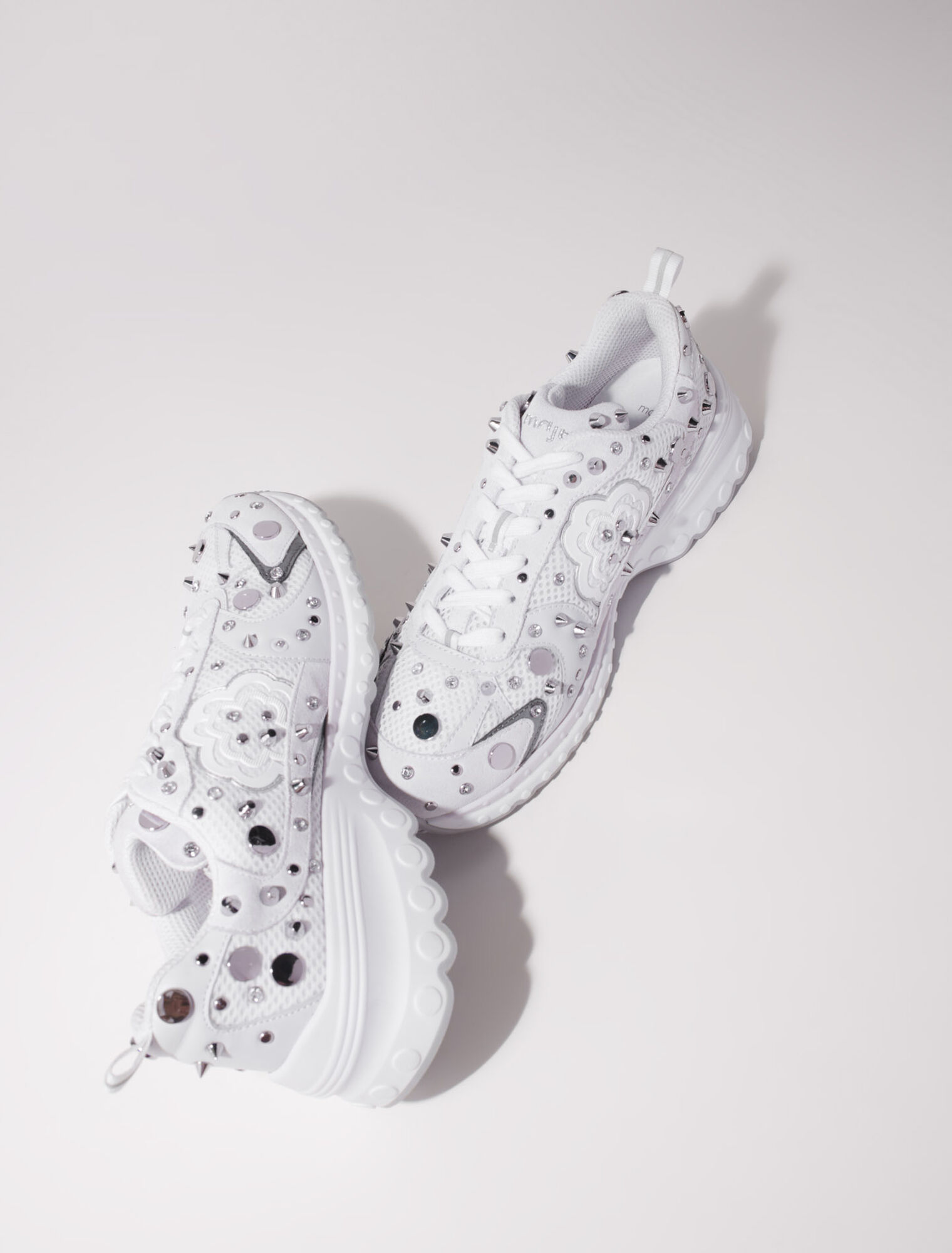Sneaker M con borchie