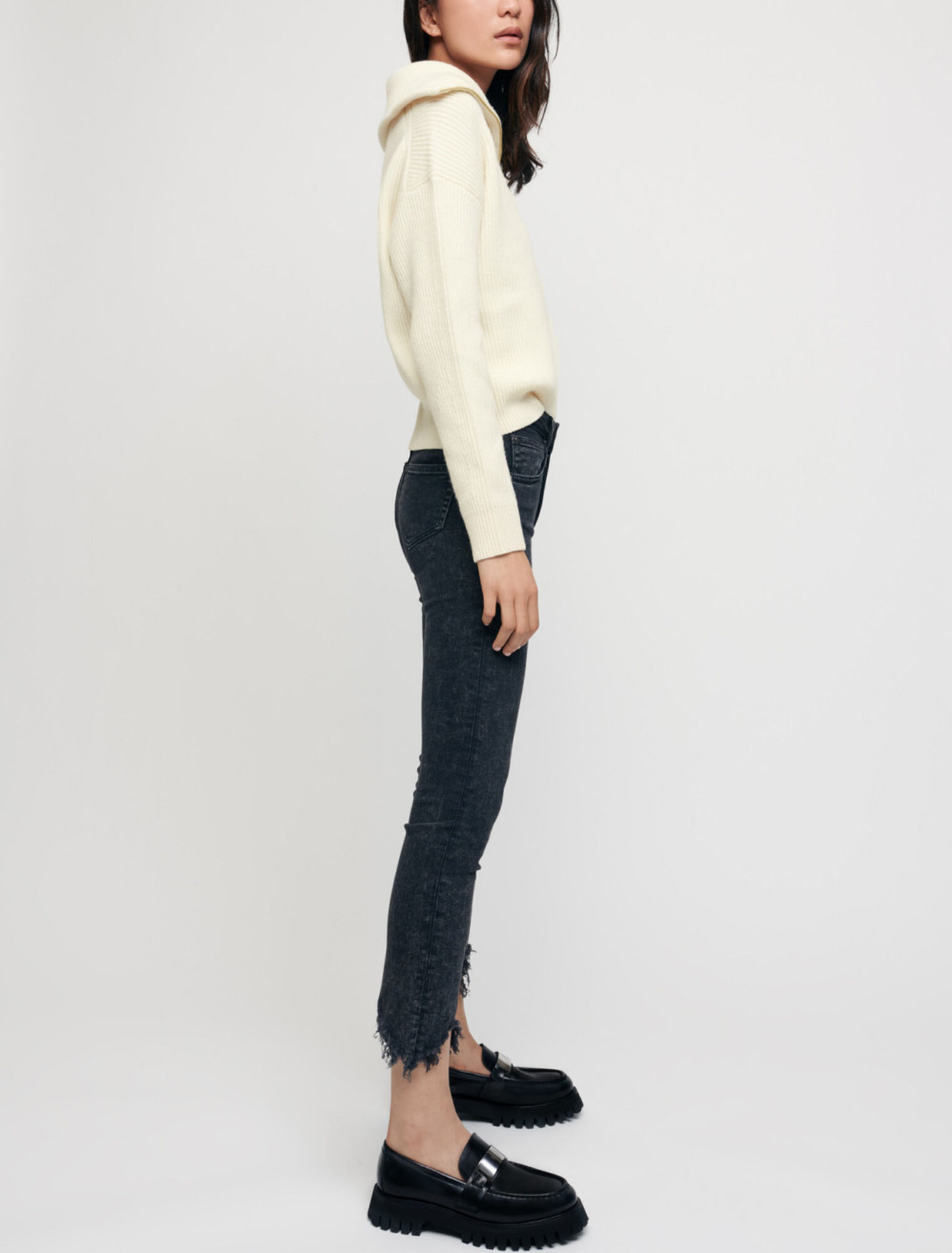 Jeans dritti con orli strappati