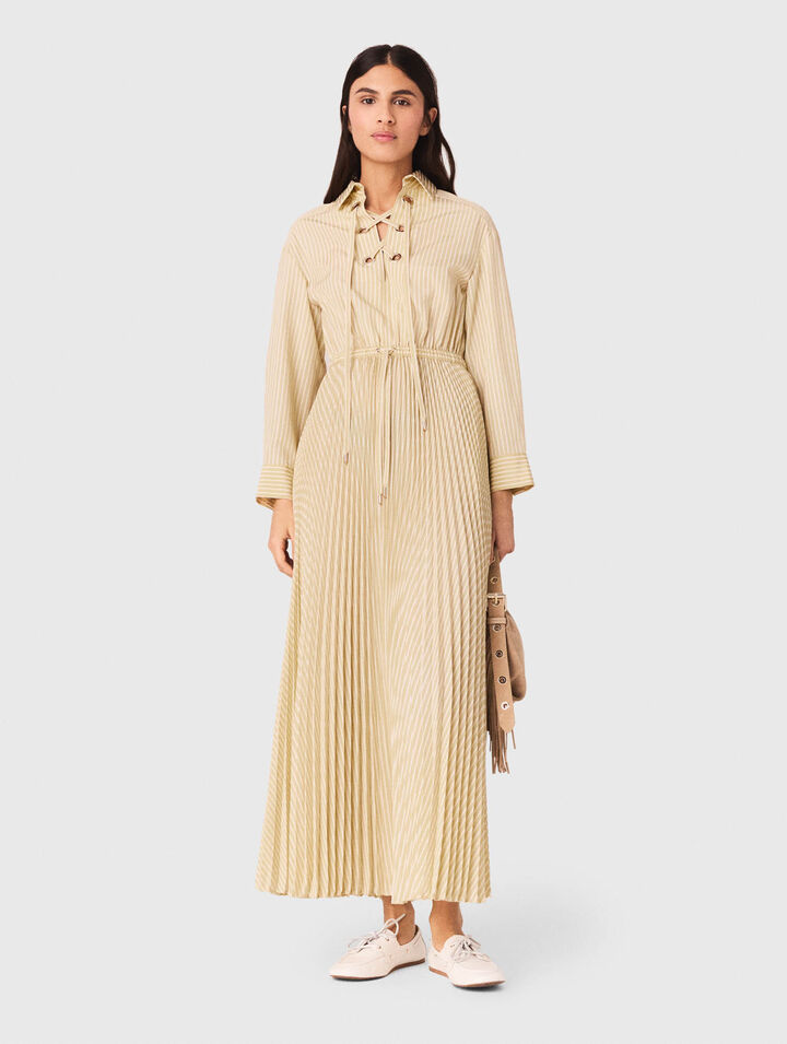 Abito lungo pliss&eacute; con occhielli