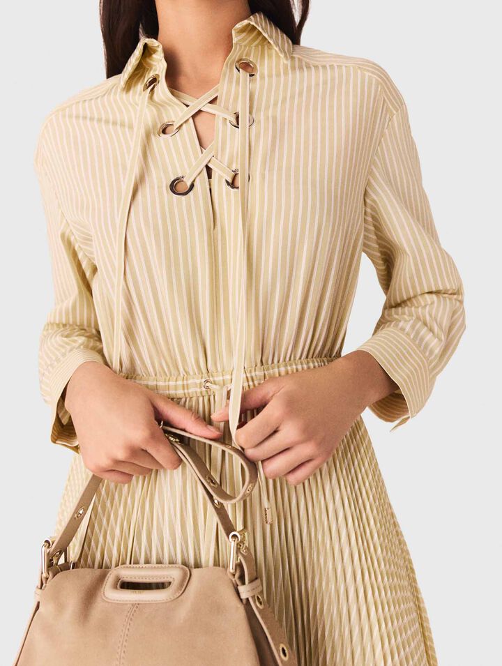 Abito lungo pliss&eacute; con occhielli