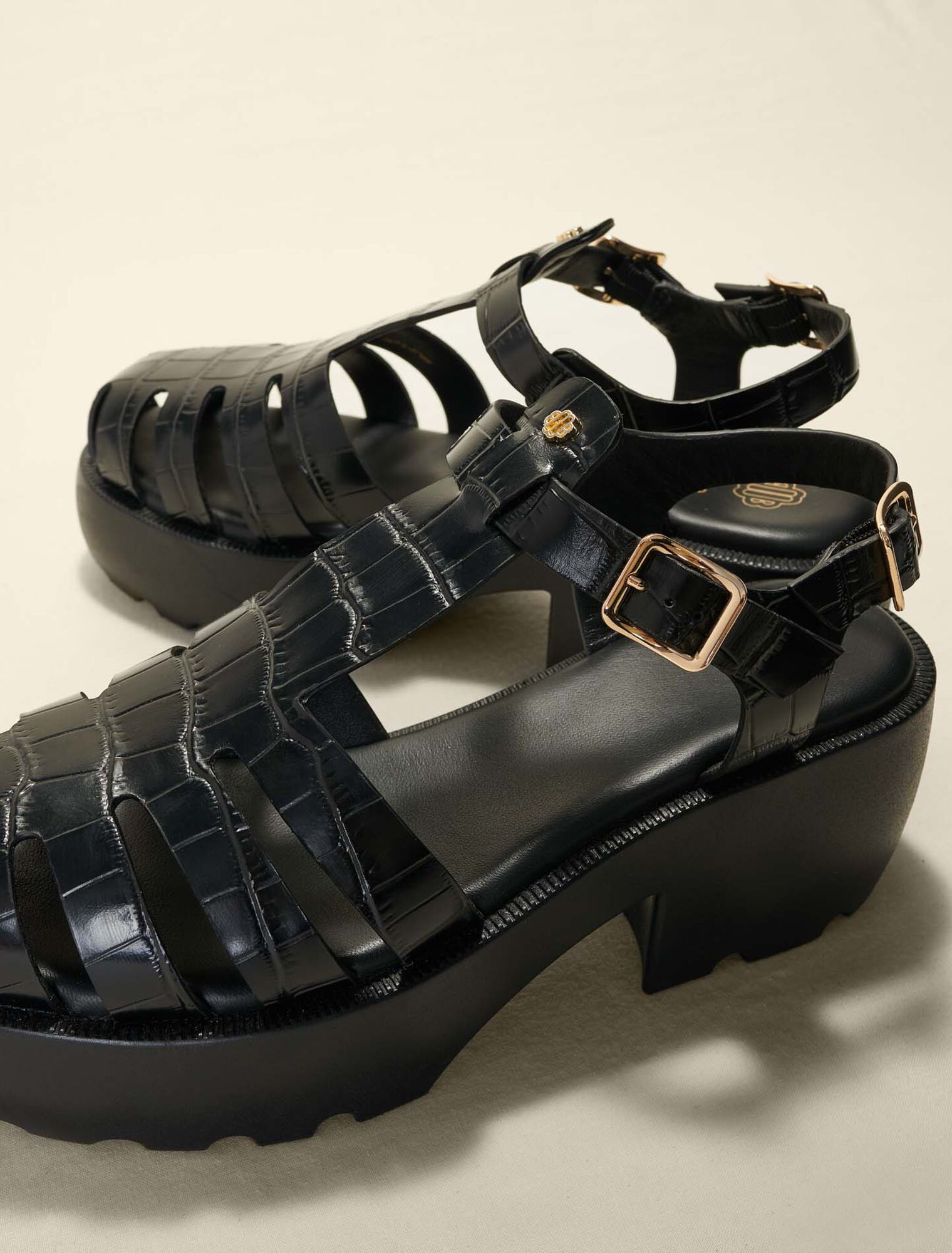 Sandali dentellati in pelle