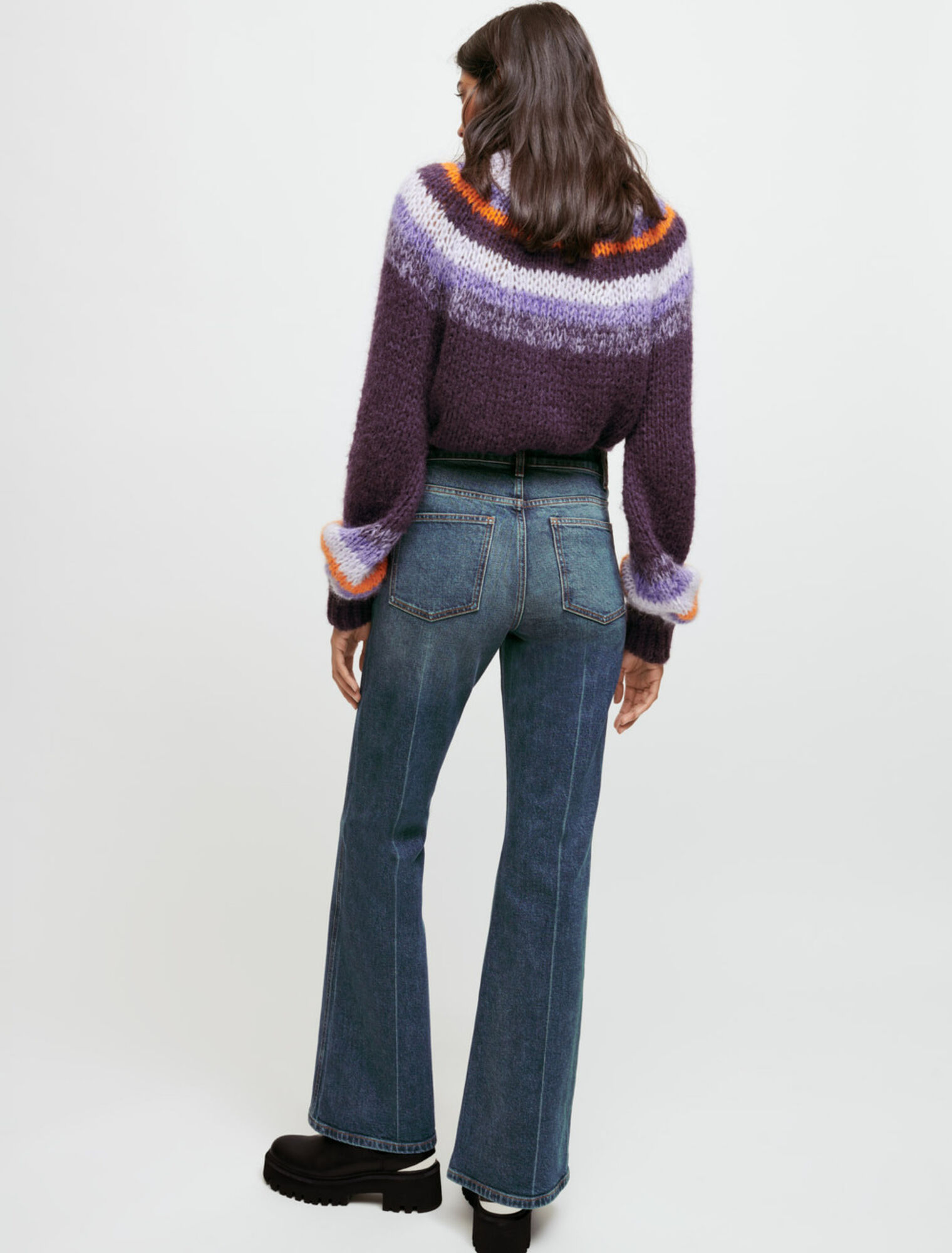 Jeans a base gamba svasata con morsetti