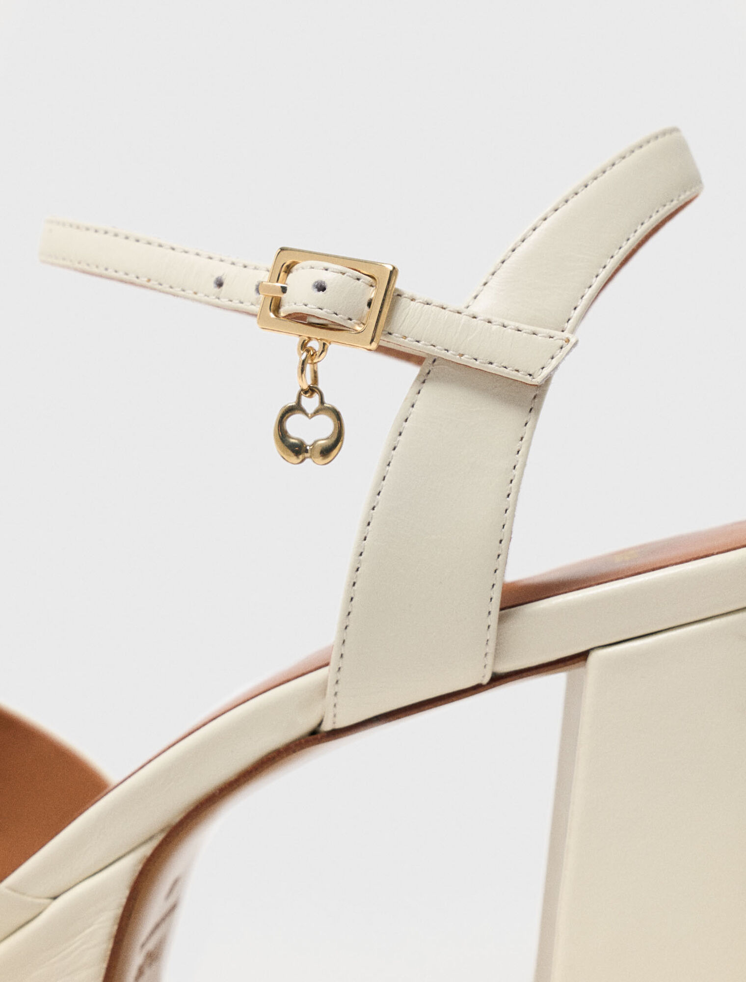 Sandali in pelle con zeppa