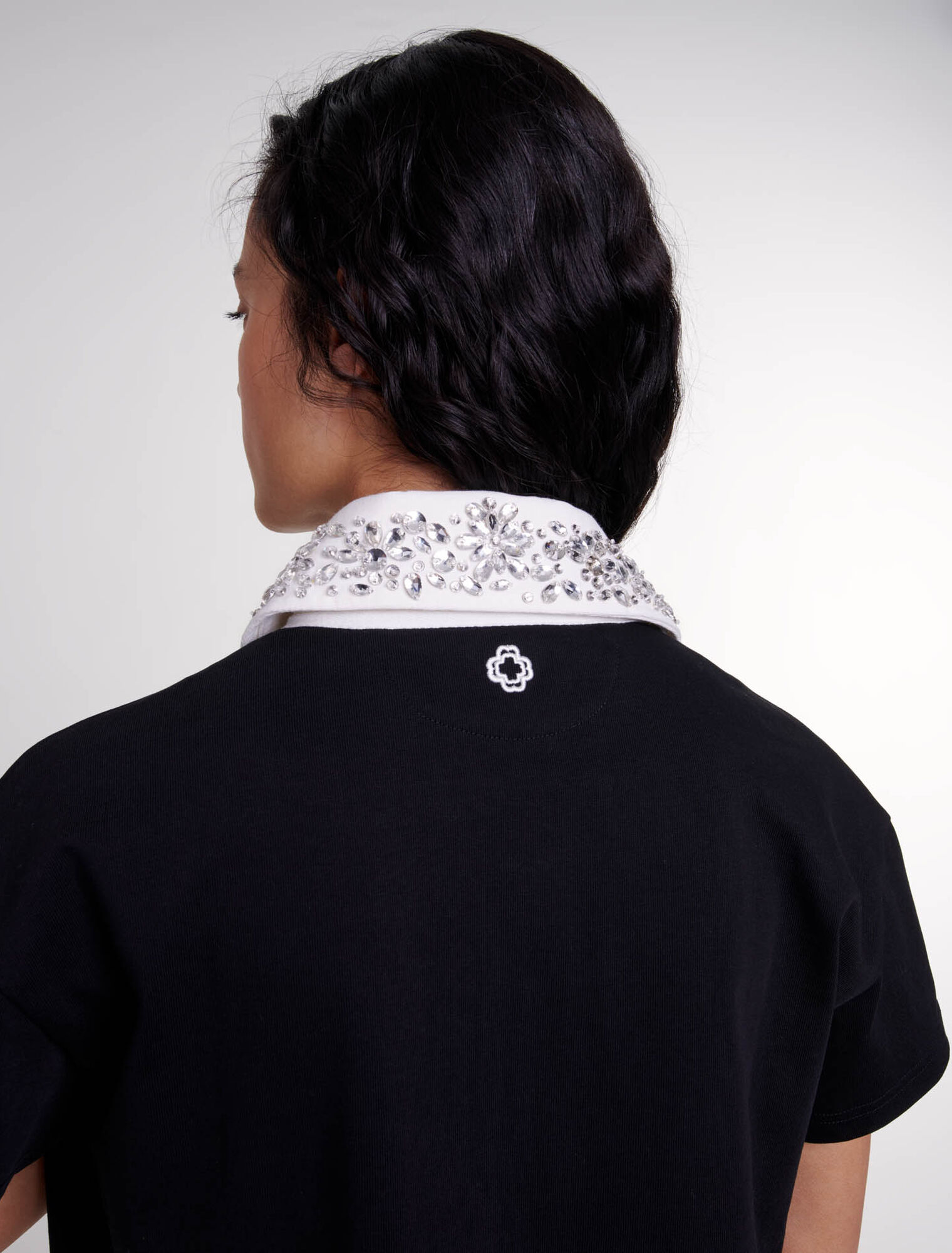 Abito polo con ricami e strass