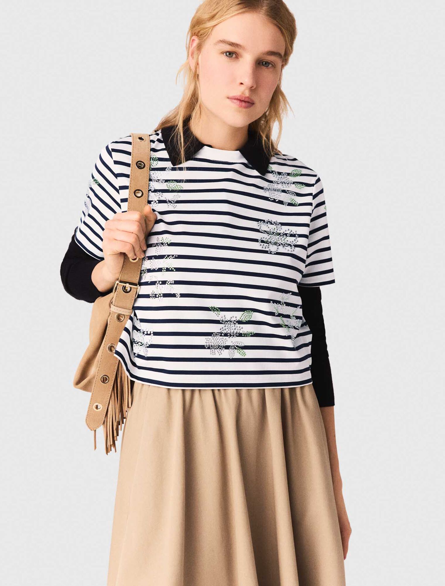 T-shirt a righe e fiori con strass