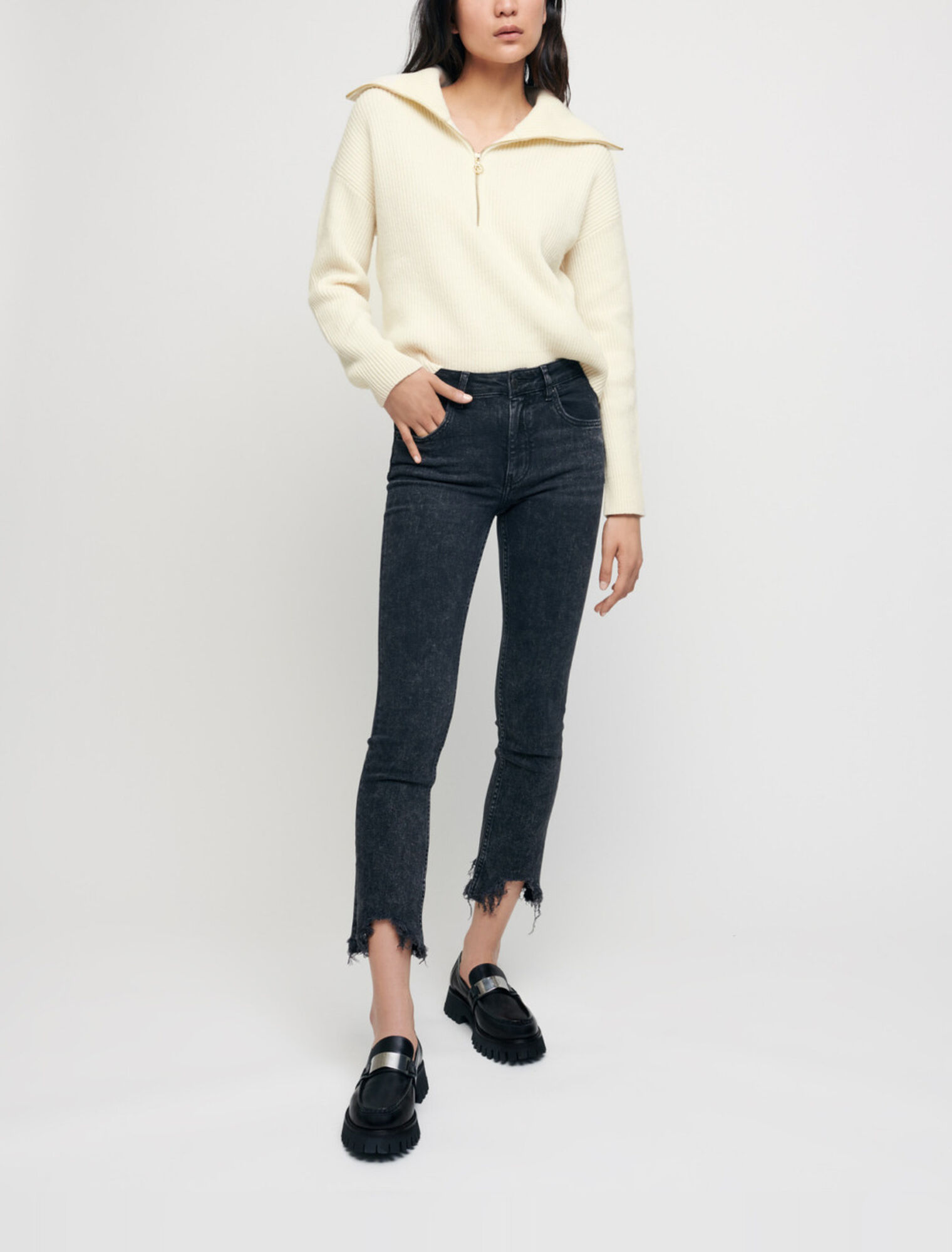 Jeans dritti con orli strappati