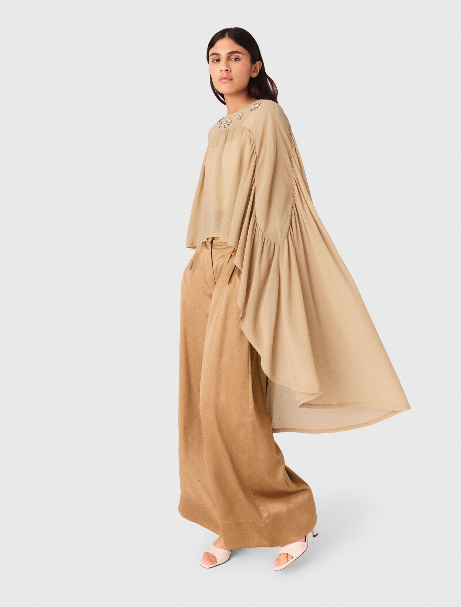 Top a mantella con collo gioiello