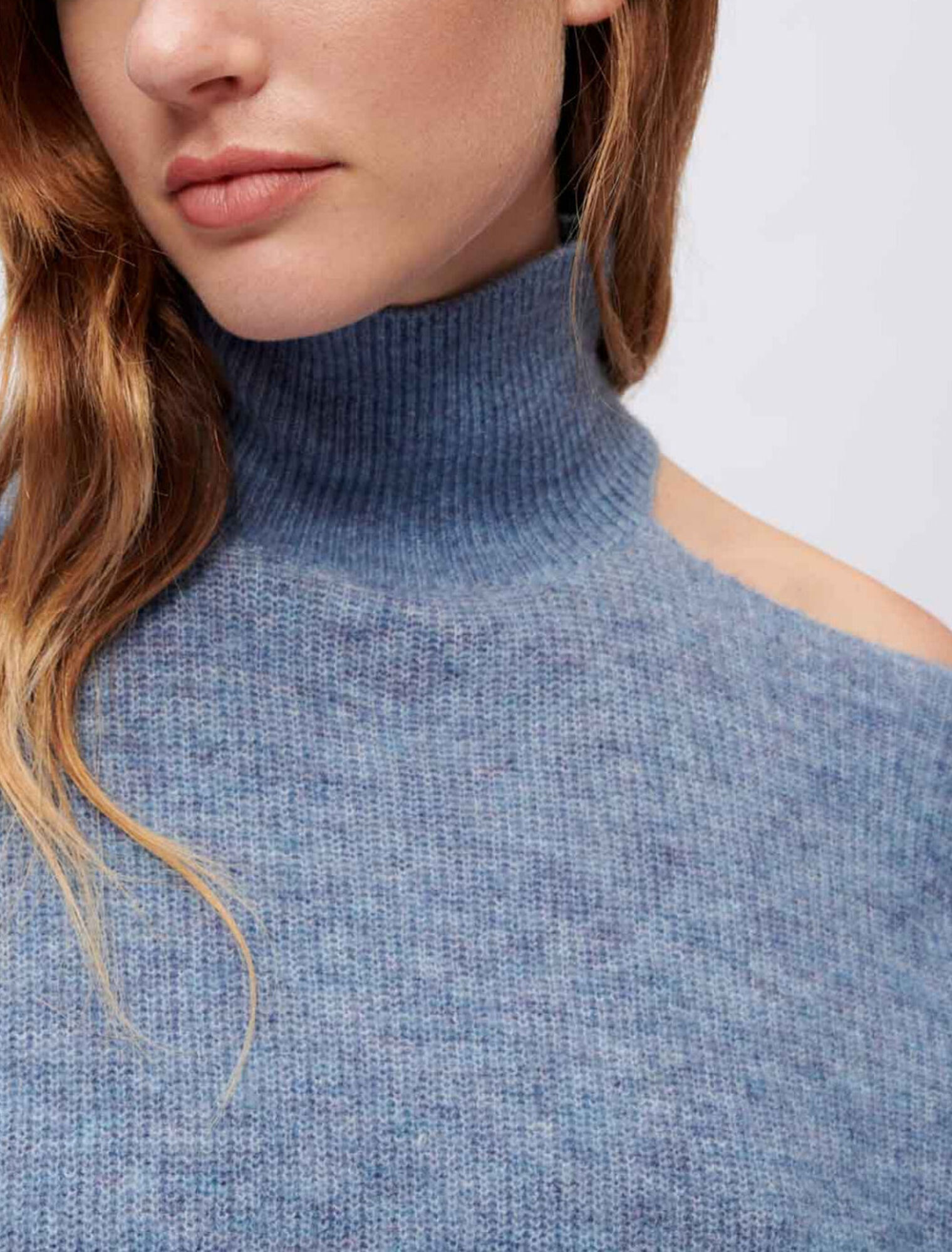 Maglia a collo alto con spalla scoperta