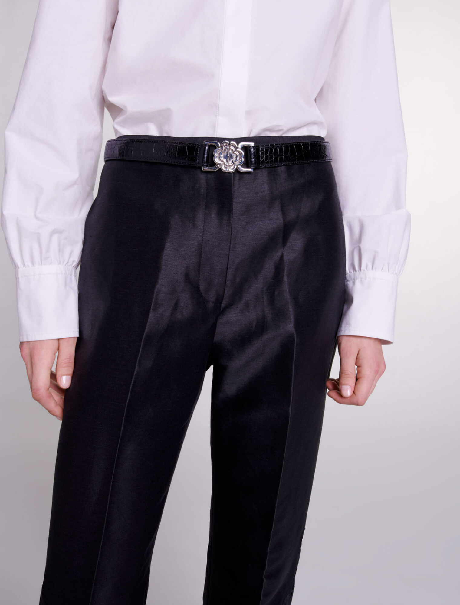 Pantaloni svasati e traforati