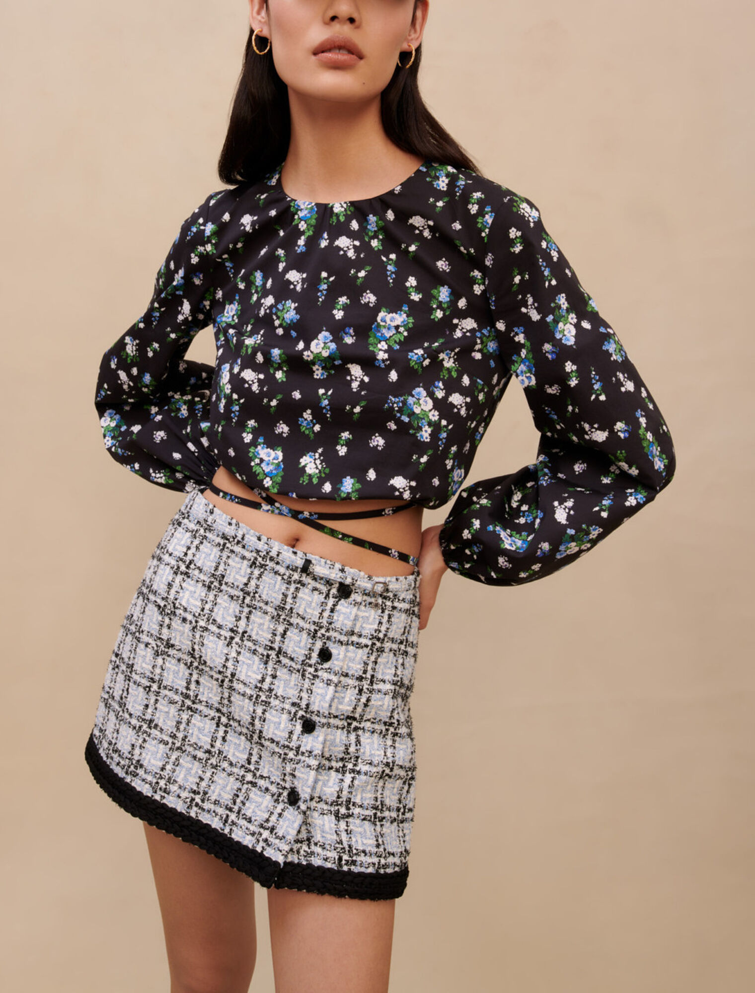 Top con cravatta floreale