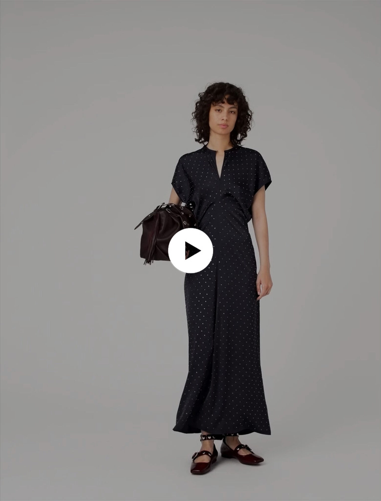 Abito maxi in raso e borchie