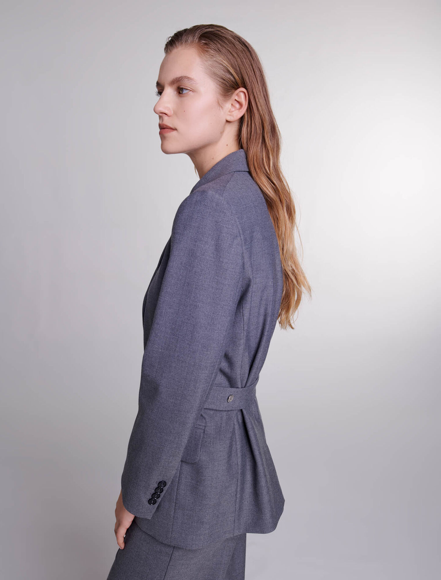 Giacca tailleur con catena in vita