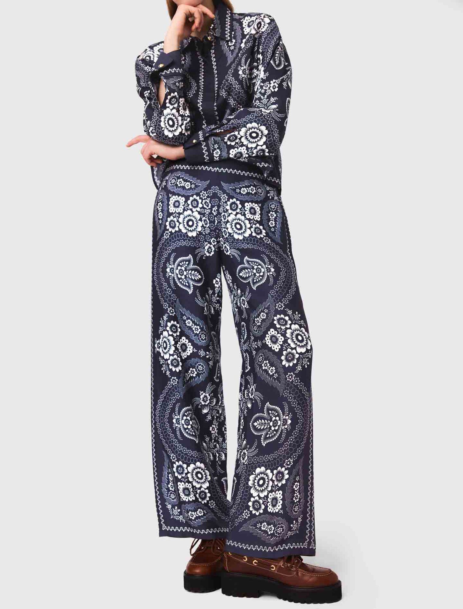 Pantaloni fluidi con stampa