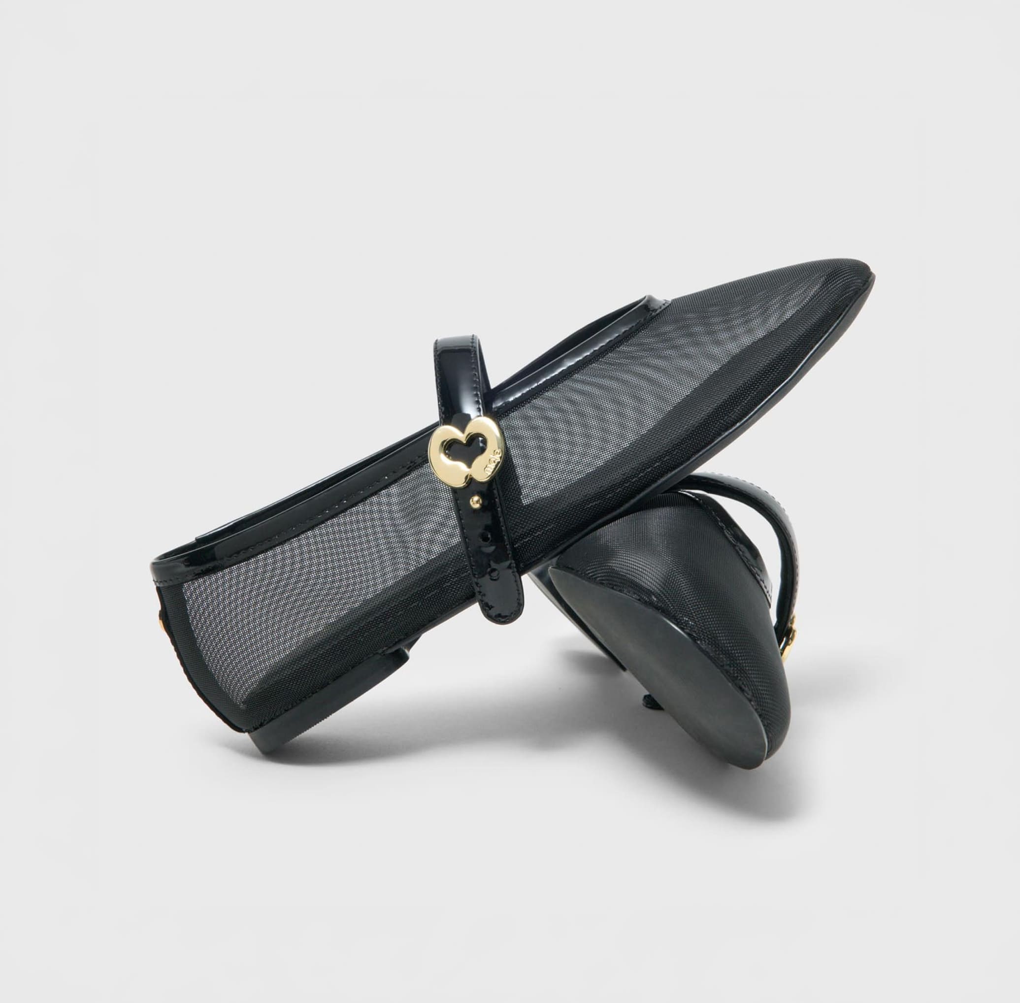 Selezione di accessori Maje: in primo piano le ballerine in rete