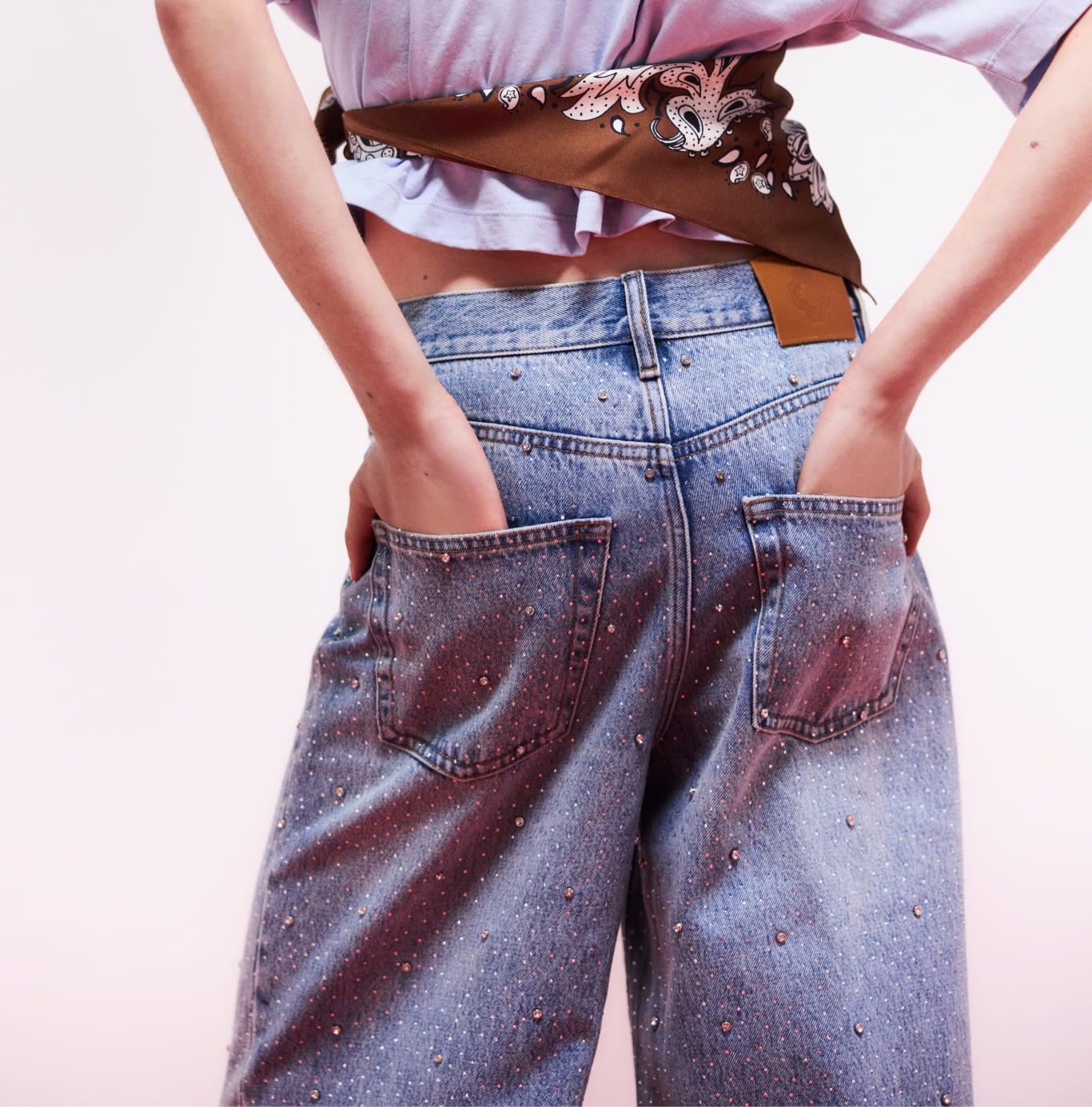 Selezione di pantaloni e jeans Maje: focus sulla borsa Miss M mini in pelle e camoscio